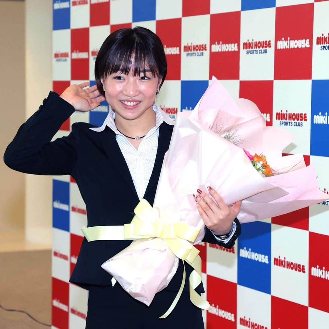 寺本明日香のインスタグラム：「大阪のミキハウス本社で 引退会見を行い、 ご挨拶に行ってきました。 ・ ・ 会見で言い足りないこともいくつかありましたが、 ここまで体操競技を続けてこれたこと、 ミキハウスを始め、レジックスポーツ、家族、体操仲間、色んな方々に感謝の気持ちでいっぱいです。 柔道の野村さんからも花束と お言葉をいただきました。🙇‍♀️ ・ ・ 今後、直近では 心と体を休ませながら お世話になった方々へ ご挨拶にまわりたいと 思っております。 #ミキハウス #レジックスポーツ  photo by石田順平 様」
