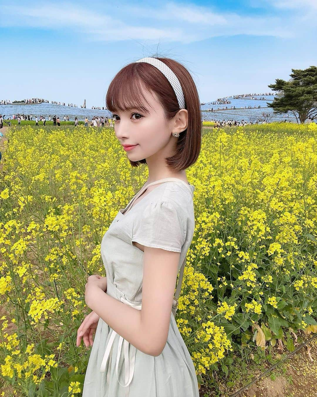 八鍬里美さんのインスタグラム写真 - (八鍬里美Instagram)「先週ネモフィラを見にいったよ💠 菜の花も可愛くてコットン素材のワンピととても合う🌼春だ〜(*ˊ˘ˋ*) あと久しぶりにボブにしたよ〜✂️🥰 春服にボブってかわいいなぁと思って暖かくなってきたら切ろうと思ってたんだ🌼久しぶりのボブでスッキリです！ でもすごい暑くて春というより夏感じたよ🤣 佐野さんいつも可愛くカットしてくれてありがとう☺️💓💓  #国営ひたち海浜公園#菜の花#ネモフィラ#ボブ#イメチェン#春服#お出かけ#休日#ミシェルマカロン#michellmacaron」4月25日 17時48分 - satomi_yakuwa