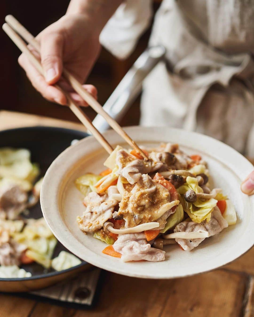 榎本美沙さんのインスタグラム写真 - (榎本美沙Instagram)「. 豚肉とたっぷり野菜のフライパン蒸し 作ってくださった皆さま、ありがとうございます！ . 蒸し物はヘルシーですし、 味わいがぎゅっと凝縮するので、 個人的にも好きな調理法。 . . その中でもフライパン蒸しは、 お手軽で、野菜もお肉も摂れるので、 バタバタとした時の救世主です◎ . . 豚肉を柔らかく仕上げるために、 弱火でじっくり加熱しつつ、お肉はふんわりとおいています。 . . それから今回はキャベツ、にんじん、しめじですが、 野菜はお好みのものでアレンジOKです◎ . 冷蔵庫に眠っている野菜で作っていただいてもよいかなと思います。 . . . *レシピ動画はストーリーズか プロフィール欄のリンクからどうぞ。 (※DMは申し訳ないのですが、使えていません。) . . . #ささっと一品 #フライパン蒸し #野菜たっぷり #榎本美沙 #発酵 #レシピ」4月25日 18時02分 - misa_enomoto