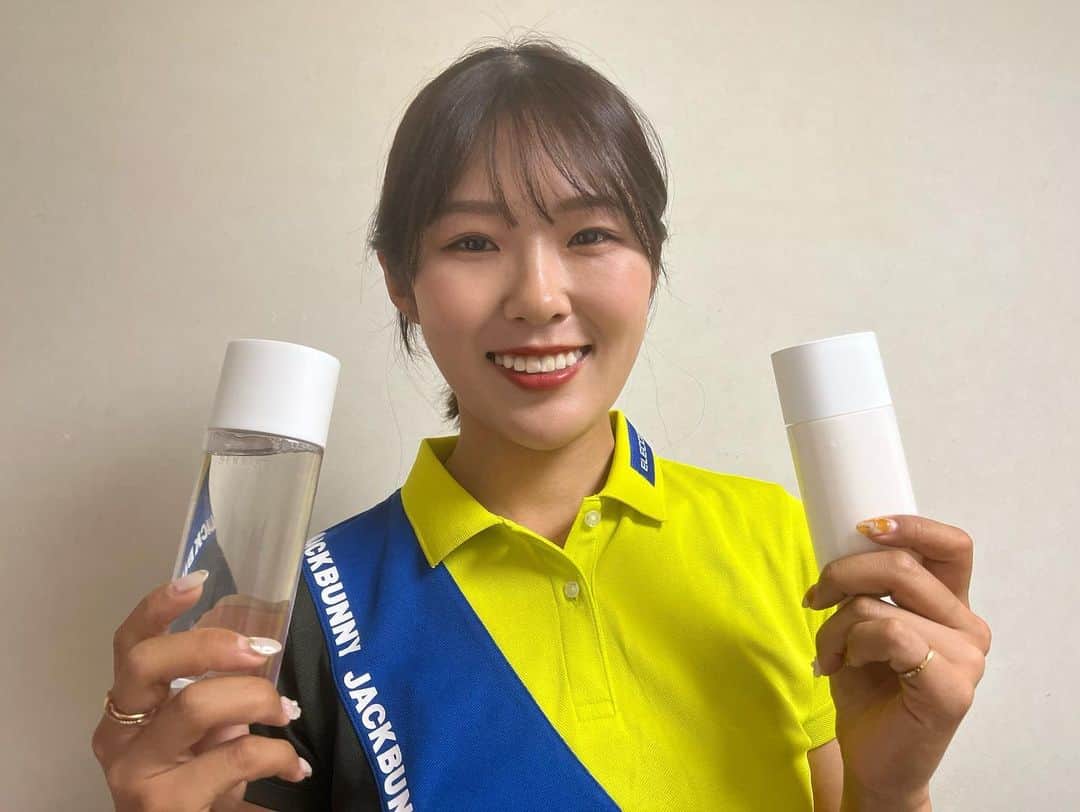 高木萌衣のインスタグラム：「この度KOSEさんから素敵な商品を沢山送っていただきました🌷 ・ その中での私のおすすめは雪肌精の高保湿化粧水と乳液です💫テクスチャーはさらっとでもしっとりで、ベタベタしたまま寝れない私にはピッタリでした◎ 男性ゴルファーの皆さんも日焼けした後の保湿は大事ですよ〜🫣🫣❤️  ・ @kose_official  @sekkisei.official  @ladygo.golf  ありがとうございました♡」