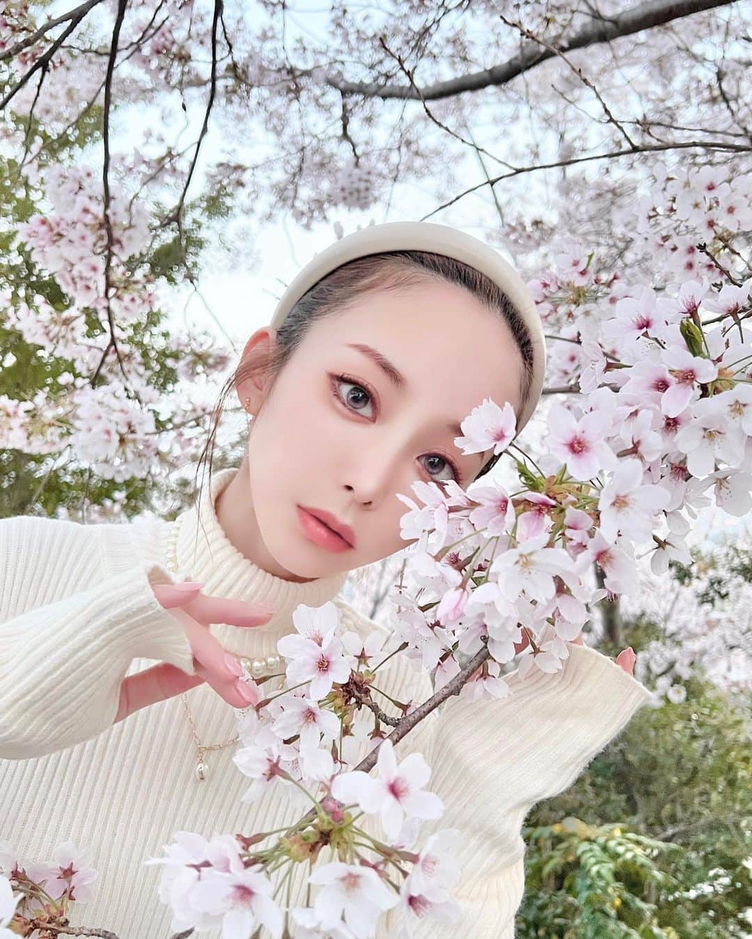 のインスタグラム：「⁡ ⁡ ⁡ ⁡ ⁡ 4月は、お祝い🥂が盛りだくさん🕊✨ ⁡ その中でもBabyお祝いが4つ こんなに重なるのぉ〜って喜ばしくて 私が出来る事を考えて 心を込めて、オムツケーキを手作りしました！🤤🌸 ⁡ ⁡ ⁡ ︎＿＿＿＿＿＿＿＿＿＿＿＿＿＿＿＿＿＿＿  ⁡ ①②は、同じ会で2人に 渡す予定だったのでおそろっぽくしたくて お花で💐お洒落系に可愛く作ってみました🤤 ⁡ ⁡ ③は、プレゼントをケーキに くっつけるスタイルで可愛い🐻さんで 癒される系に作ってみました🤗✨ ⁡ ⁡ ④は、4つの中で1番最初に作った ミニバルーンをつけてきゅんきゅんするように 作ってみました😚 ⁡ ︎＿＿＿＿＿＿＿＿＿＿＿＿＿＿＿＿＿＿＿  ⁡ ⁡ ⁡ 皆の事を考えて、色味を考えたり テーマを考えたり、可愛いかな？って何度も お花やリボンを付け直したり 納得いかないと 何度も買い出しに行ったり 気持ちをたっぷり詰め込んだんだっ🕊💕 ⁡ ⁡ ⁡ ⁡ 可愛い可愛過ぎるBaby🍼達 この世界へようこそ これからどうぞよろしくね💐✨ ⁡ ⁡ ⁡ ⁡ ⁡ #オムツケーキ#おむつケーキ#おむつ#パンパース#お祝い #babyshower#出産#BABY#赤ちゃん#新生児 #手作りオムツケーキ#プレゼント#present#ハンドメイド」
