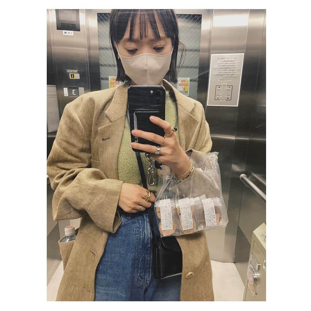 野尻美穂のインスタグラム：「先日。 楽しかったしクッキーも買えたし良い日だったなぁ😘  クッキー好きをみんなが知ってくれていて、沢山のクッキー達が我が家に補充されました。 太りませんように😇😂  #それでも買う私」