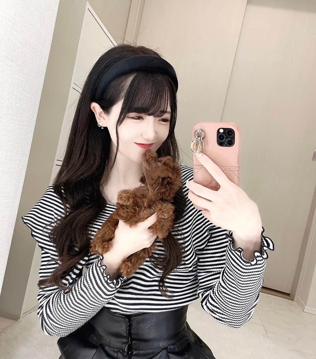 田口未彩のインスタグラム：「❤︎  ご報告！みたいな堅苦しい言い方は好きじゃないのですが、、 大切な家族が増えました🐩🤍  これからの人生、幸せな日々、 幸せな暮らしにしてあげたいと思ってます❕  お迎えしてからたくさん癒しをもらってます、 かけがえのない存在🤍  田口家に来てくれてありがとう🐩🤍  ママもメロメロで沢山可愛がってくれて嬉しいᐡ •̥  ̫ •̥ ᐡ  特に意味はないのだけど、愛おしすぎて 名前は公表するか悩んでます💧笑 いつか公表するとおもう、！笑  とりあえずみんなの前では ティちゃんって呼ぼうかな、🤍  わんちゃん迎えたらこの名前にするーって 昔から言ってたから、 知ってる人は内緒にしてて🤍笑  これからちょくちょく ティちゃんとの日々も載せていくね🤍  .」