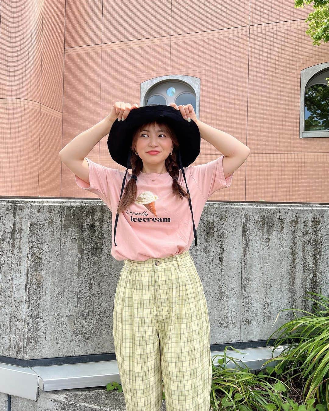 のインスタグラム：「ついに半袖デビュ🫶🏻☀️🫶🏻 陽が照りすぎて帽子ばっかり🥹  ピンクとイエローの合わせがかわいい〜💗  皆さん暑くなってきたので 熱中症に気をつけてください🥵」