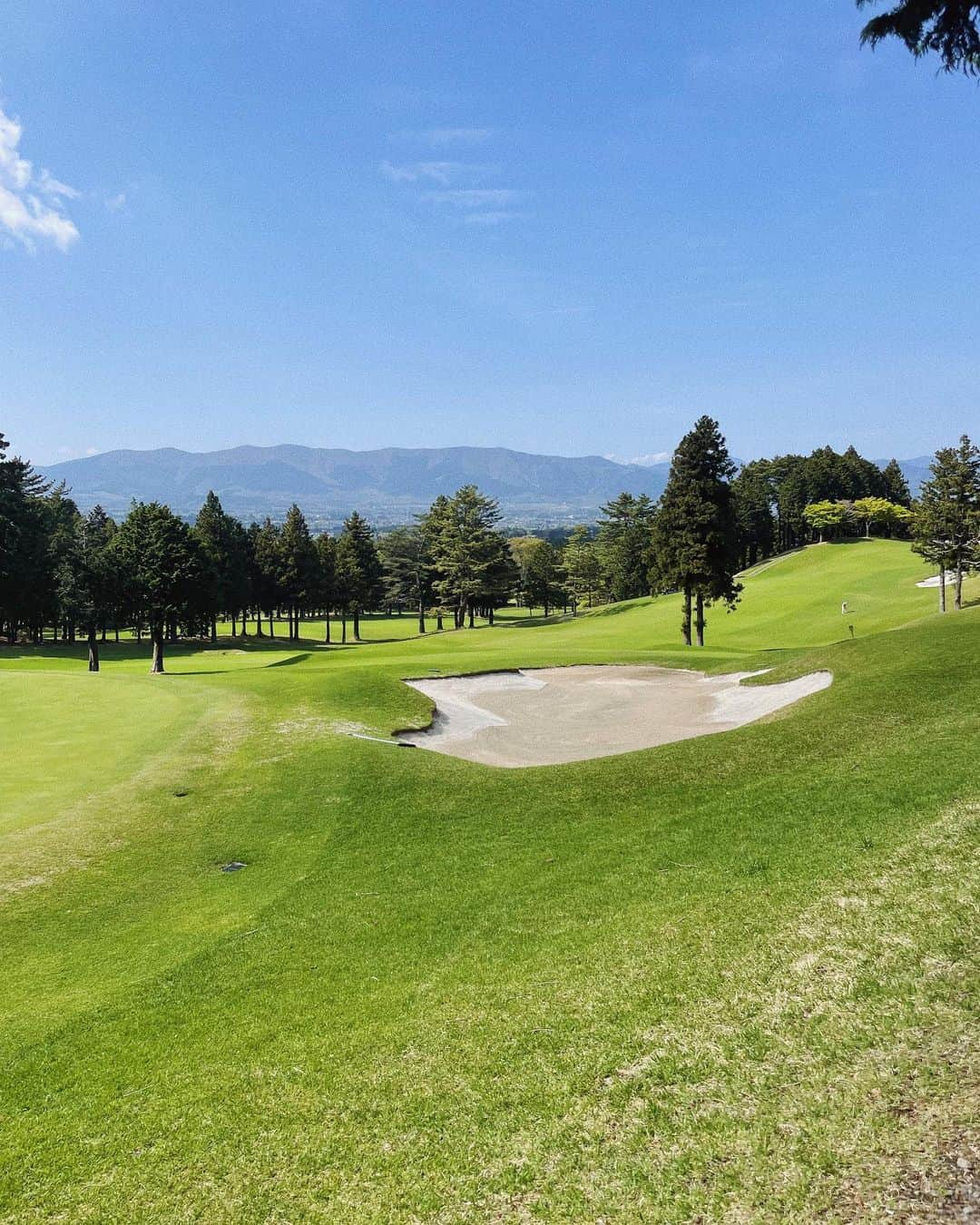 永尾まりやさんのインスタグラム写真 - (永尾まりやInstagram)「今日はゴルフのキズナの収録でした⛳️ 富士山の近くなのにめちゃめちゃ暑かったよ紫外線ささった🫠  ウェアは　@tfw49   富士カントリークラブはじめていったけど、富士山も絶景で芝生が綺麗な緑で、ご飯のしらす丼もおいしかった♡  5枚目はいつも教えてくださっている下川プロと♡ @megumegumegram   毎週日曜日　10:30〜 TV東京【ゴルフのキズナ】  #ゴルフのキズナ  #ゴルフ女子」4月25日 19時15分 - mariyagi_san