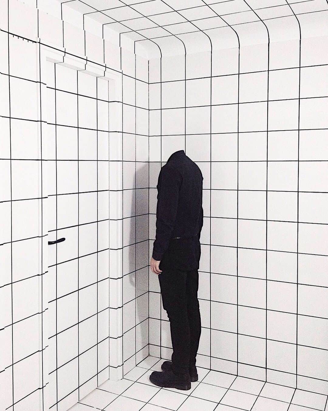 のインスタグラム：「> HOW TO DISAPPEAR COMPLETELY . #loosingmymind  . . . #creative #headless #pepedsgn #artribune」