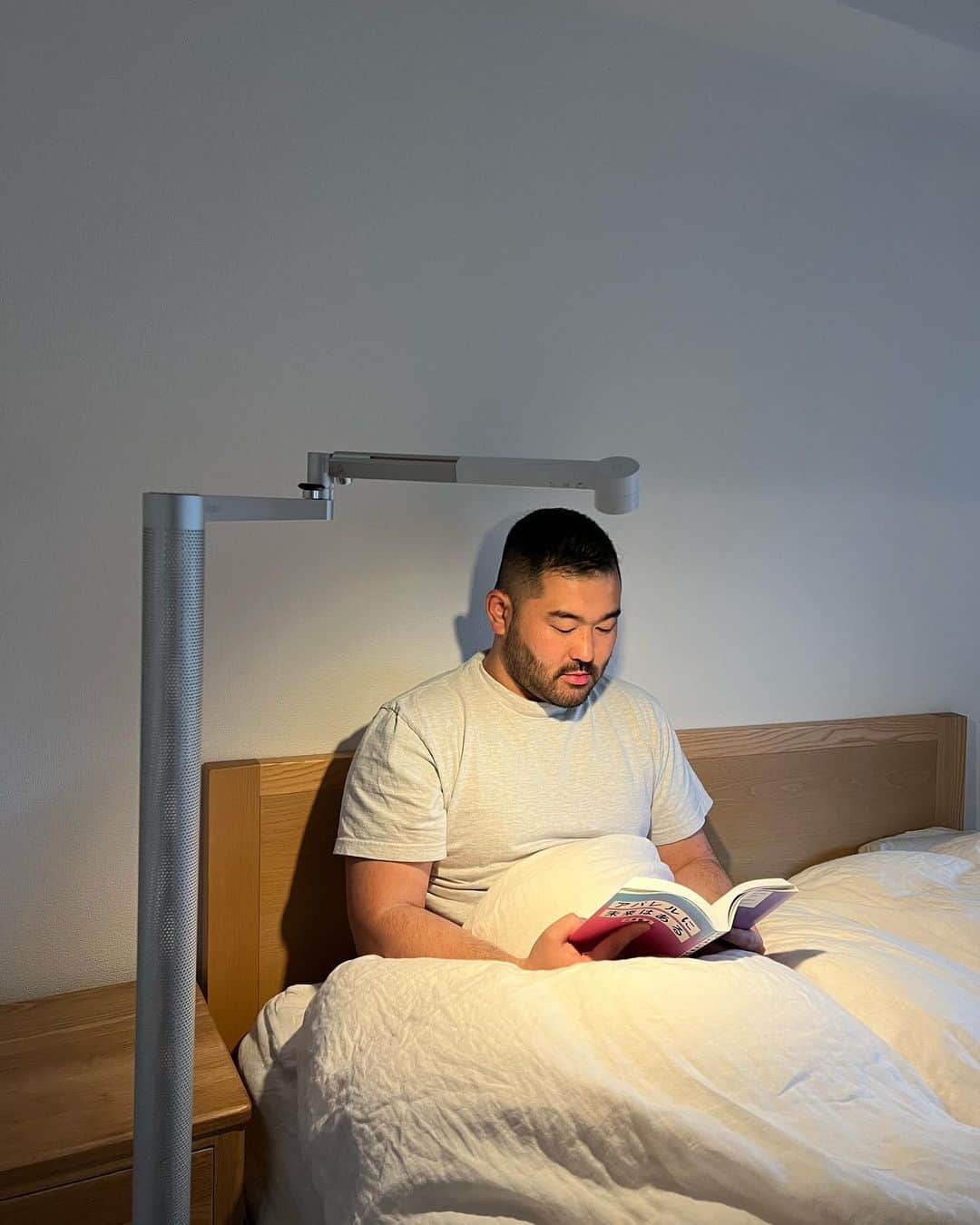 小泉智貴のインスタグラム：「憧れていたダイソンのフロアライト、 Dyson Lightcycle Morph™ ライトが届いた😌 寒色と暖色の２つの光の色が選べて、 寝る前の読書にも、仕事で生地の色確認する時にも使えてすごく便利！ このクルクル回るヘッドが、ピンポイントで光が欲しい場所にきてくれるから助かる〜  #これが私のモルフ #dysonlightcyclemorph  #ダイソン照明 #PR」