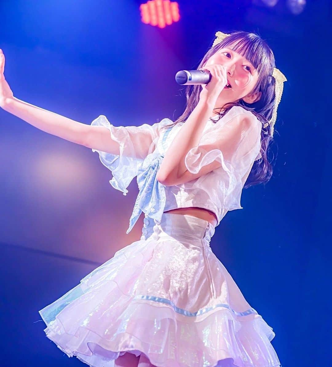 新居歩美のインスタグラム：「職業アイドル  #ライブ写真 #ぽーとれーと #アイドル衣装 #アイドル #アイドル前髪 #ヘアアレンジ #黒髪ヘアアレンジ #ブルベ夏 #ハーフツインテール #ハーフツイン #ハーフツインアレンジ」