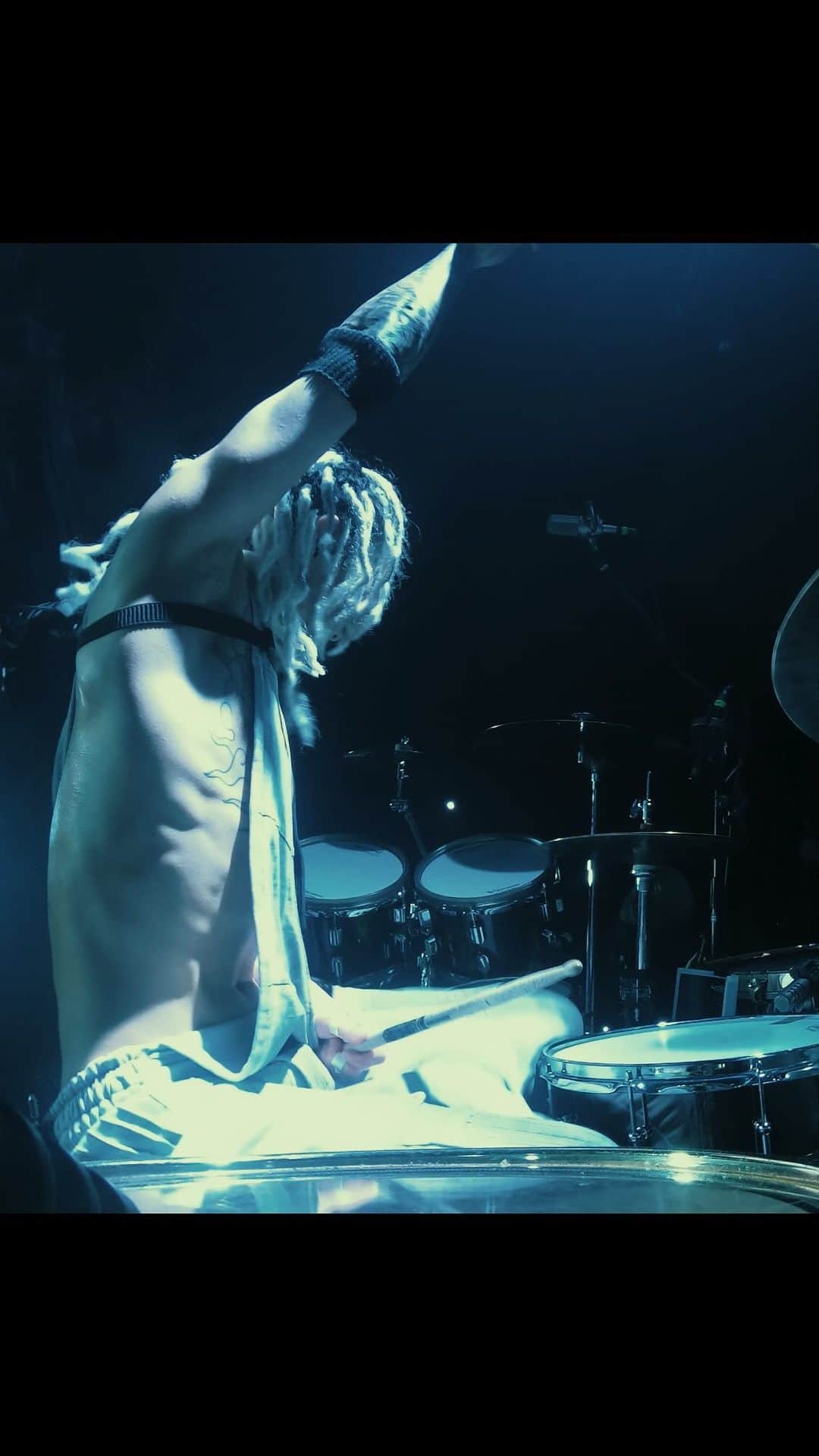 Tatsuya Amanoのインスタグラム：「Japan tour is going so fucking🤘🔥🔥🔥🔥🔥 Next stop on this tour is Tokyo, can't wait! ⁡ New Frontierツアー次は5/8の東京公演！ その前に4/29の荒吐フェスに轟音落としに行くのでそちらもお楽しみに😈 ⁡ #Drums #sjcdrums #meinlcymbals #evansdrumheads #promarksticks #Roland #ead10」