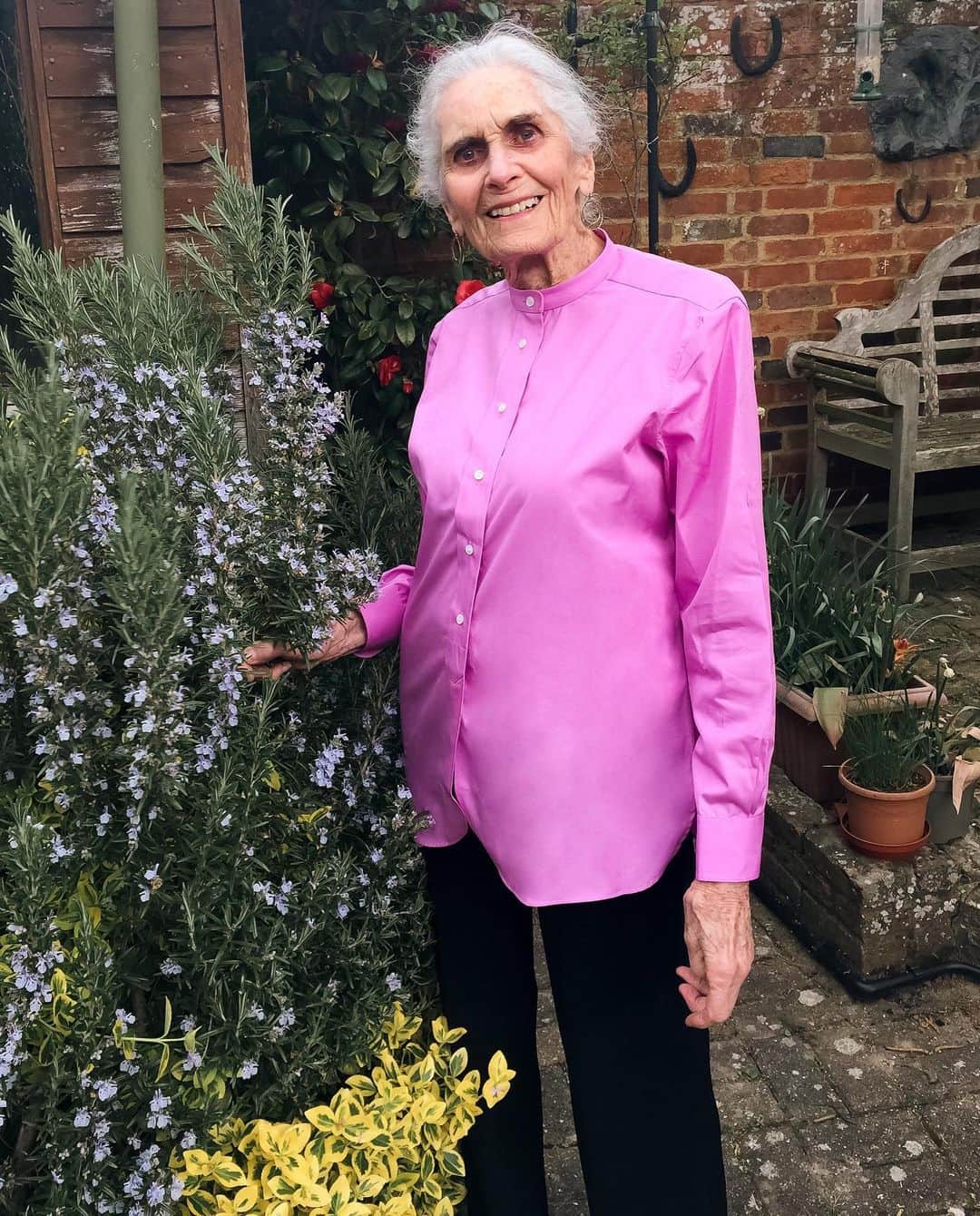 ダフネ・セルフのインスタグラム：「Enjoying the spring weather in my lovely pink @buddshirtmakers shirt. 💖🌸🌷 #advancedstyle  #fashion  #pink  #greyhair  #model  @models1」