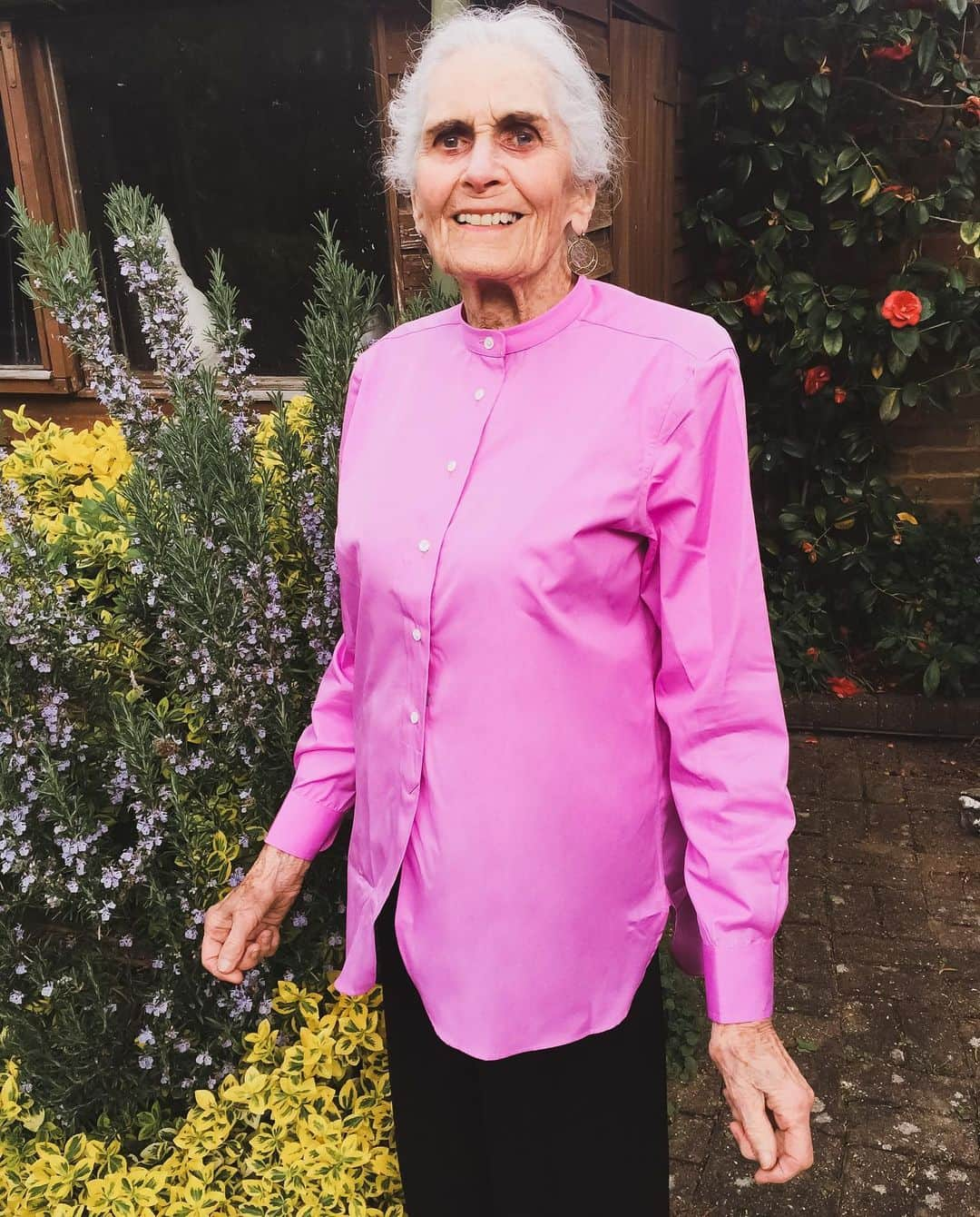 ダフネ・セルフさんのインスタグラム写真 - (ダフネ・セルフInstagram)「Enjoying the spring weather in my lovely pink @buddshirtmakers shirt. 💖🌸🌷 #advancedstyle  #fashion  #pink  #greyhair  #model  @models1」4月25日 19時52分 - daphneselfe