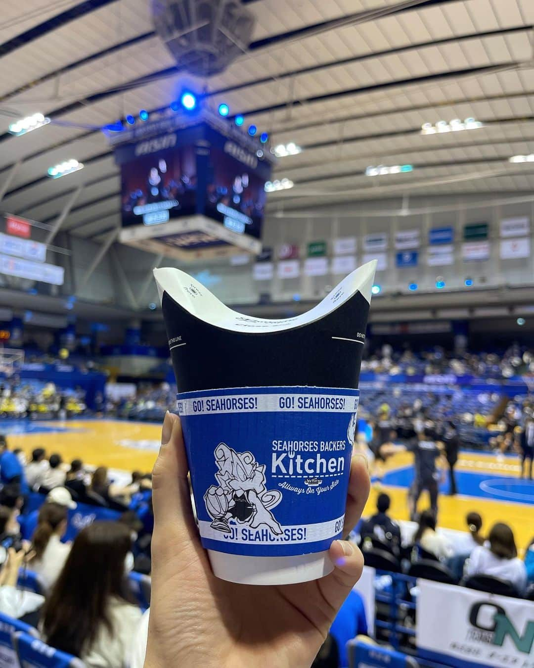 関根ささらさんのインスタグラム写真 - (関根ささらInstagram)「三河ラスト投稿💙⛹️‍♂️ . . アリーナに行って必ずチェックするのが【アリーナグルメ】💗💮 この日はタツヲ焼きがなかったのが誤算だったのですが、その他にも魅力的な食べ物が沢山あって…！気になっていたものは全て堪能できました♡ . . まずは入口横で販売していた  ・King of フレンチトースト ・ホットコーヒー(シーホースくんスリーブ付き)  フレンチトースト美味しすぎて衝撃受けた…！ カップは紙製になってて、蓋をすることもできる優れものでした💡  そして、アリーナエントランス内で販売されている ・シーホースドーナツ ・カツオラテ🐟  ここのカフェラテがほんっとに！！！もうほんっとに美味しくて…！！！！😭👏🏻💗カフェラテだけで3杯は飲めるな、ってくらいミルクとコーヒーのマリアージュが最高でした💮💮また飲みたい…！シーホースドーナツも見た絵の可愛さはもちろん、ボリューム満点で甘さも丁度良くて🍫💙他にもドーナツ売ってたから次回は違うもの食べたいなぁ🍩 . . 食べられなかったけど対戦相手の地域の名産物や有名なものを販売してたり、甘いものもしょっぱいものもご飯系もなんでもありました！勿論お酒も！💮  試合観戦だけじゃなくて友達や恋人、家族と非日常的な場所に遊びに行く感覚でぜひアリーナに足を運んでみてほしいなぁ🎈皆さんのお住まいの地域に、近くに、ひとつは必ずチームがあるはず、、！👏🏻 . . . . あ！グッズなど気付いたらシーホースくんのものばかりだったので、【タツヲカレー】買ってきました✌️🍛タツヲのイメージ強すぎたけどシーホースくんちゃんと推されてた！よかった！！！💮笑 . . #タツヲとシーホースくん #Bリーグマスコット #シーホース三河 #シーホースくん #タツヲ #所属タレント #タツヲ嫌いじゃない #むしろ好き #いいぞもっとやれ #Bリーグ #bleague #seahorsemikawa #bリーグ観戦 #バスケ観戦 #試合観戦 #スポーツ観戦 #basketball #バスケ女子」4月25日 19時54分 - sasarasekine