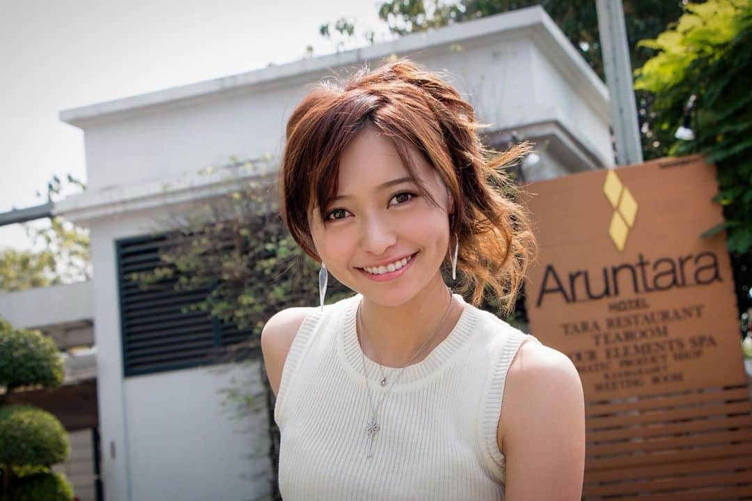 のインスタグラム：「写真整理してたらすごい昔の！笑 カラコンして髪も明るい笑  タイでなんとなく現地に住んでると思われたんだけど、なんか今見ると納得じゃない？？😂笑  このピアスすごいお気に入りだったんだけど、ガラスで割れちゃったんだよなぁ。  プーケットのマーケットで売ってたんだけど、早くまた遊びに行きたい😌」