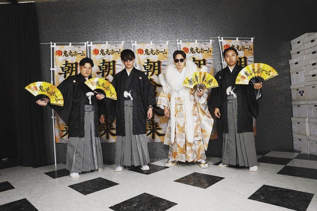 吉田三郎のインスタグラム：「北九州で人生初の袴！！ 1人居なかったけど皆んなで着れたの嬉しかったです◡̈ 良い思い出✌️」