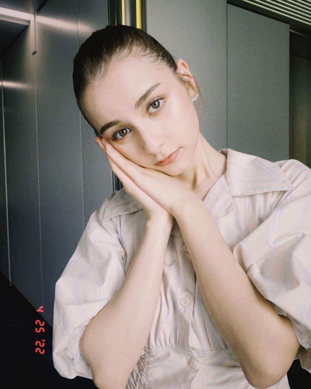 のインスタグラム：「ヒルナンデス本当に 楽しかった🌼💕 ニコルさんがいて本当に心強かったです！！ 共演させていただいた方々も たくさんお話ししてくれて 最高の思い出になりました😫✨  見てくださった方々 ありがとうございました🥺🥺  1枚目昼なのに何故か おやすみポーズ😂  #ヒルナンデス  #嵐莉菜」