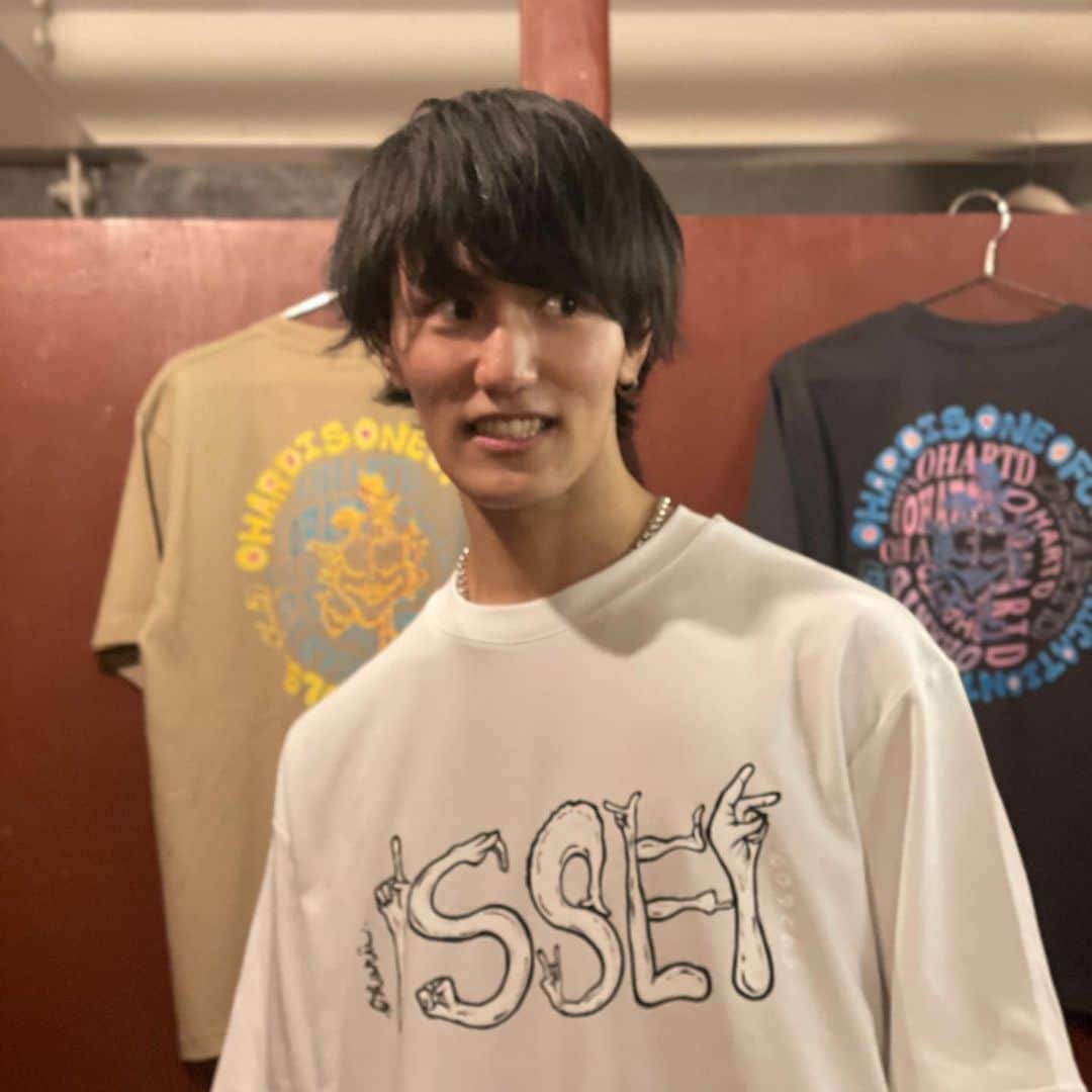 ISSEIさんのインスタグラム写真 - (ISSEIInstagram)「TikTok Live with #ohartd 🫀 I’ve gotten her art on my T-shirts👕 The amazing artist is @_oharu0haruo_ 🥀  We collaborated this time. She depicted my name “ISEEI” in her way. Take a look closely, you could find my trademark pose “✌🏻”  I’m super glad that this T-shirts is going to be one of my regular uniforms‼️  —————————————————————————— 【Profile】 ♥︎Fine art artist / Oharu @_oharu0haruo_ ♥︎ She is an self-taught artist. Never learned how to draw or paint but she is gifted. She started to draw from 17years old but it’s been two and half year as a professional artist. Her art is inspired by “Heart” & “Feelings “. “Ohartd” is the name of her art collection🪐Recently she worked on some orders from influencers, instagramers and Olympic champion of fencing and so on. The next big art event she is going to have is #日本精鋭芸術文化展 in Italy and #worldartdubai in Dubai.  Tiktokライブで 世界的アーティストoharuさん@_oharu0haruo_ にオリジナルISSEI Tシャツ描い ていただきました😆  ↓oharuさん概要↓  4/5〜4/16は西麻布のPULPLUSMにて個展開催し、  4/20〜4/26は原宿suukaにて展示販売会を開催！ Ohartdの作品を間近で見れて一点物商品やその他物販もゲットできるようです！ それ以外にもオーダー受注できたり、Oharuが在廊中の時はジャグアタトゥーを体験できるとのこと✨  また今後大きなプロジェクトとして、  2022年7月にイタリアにて行われる、日本で選抜された50人が出展することができる『日本精鋭芸術文化展2022年』への出展決定。  Oharuがメインで行うカスタムオーダーの主旨でもある、『捨てられるはずだった服に二度目の命を吹き込んで生まれ変わらせる衣類再生プロジェクト』が、今後アート✖️SDGs プロジェクト✖️Eコマースのグループプロジェクトとしても始まり、その中心メンバーとして大きく展開。  2023年の3月には『World Art Dubai』への出展決定。  プロ活動を始めて2年目で大きな公募展やアートフェアへの出展、フェンシングユニフォームへのペイントの依頼やオリンピック選手からの依頼を受け、人と人の心から生まれる感情をテーマに心臓アートを描き、東京と九州２拠点でアクティブに活動している今注目のアーティスト🥀」4月25日 20時43分 - issei_0806