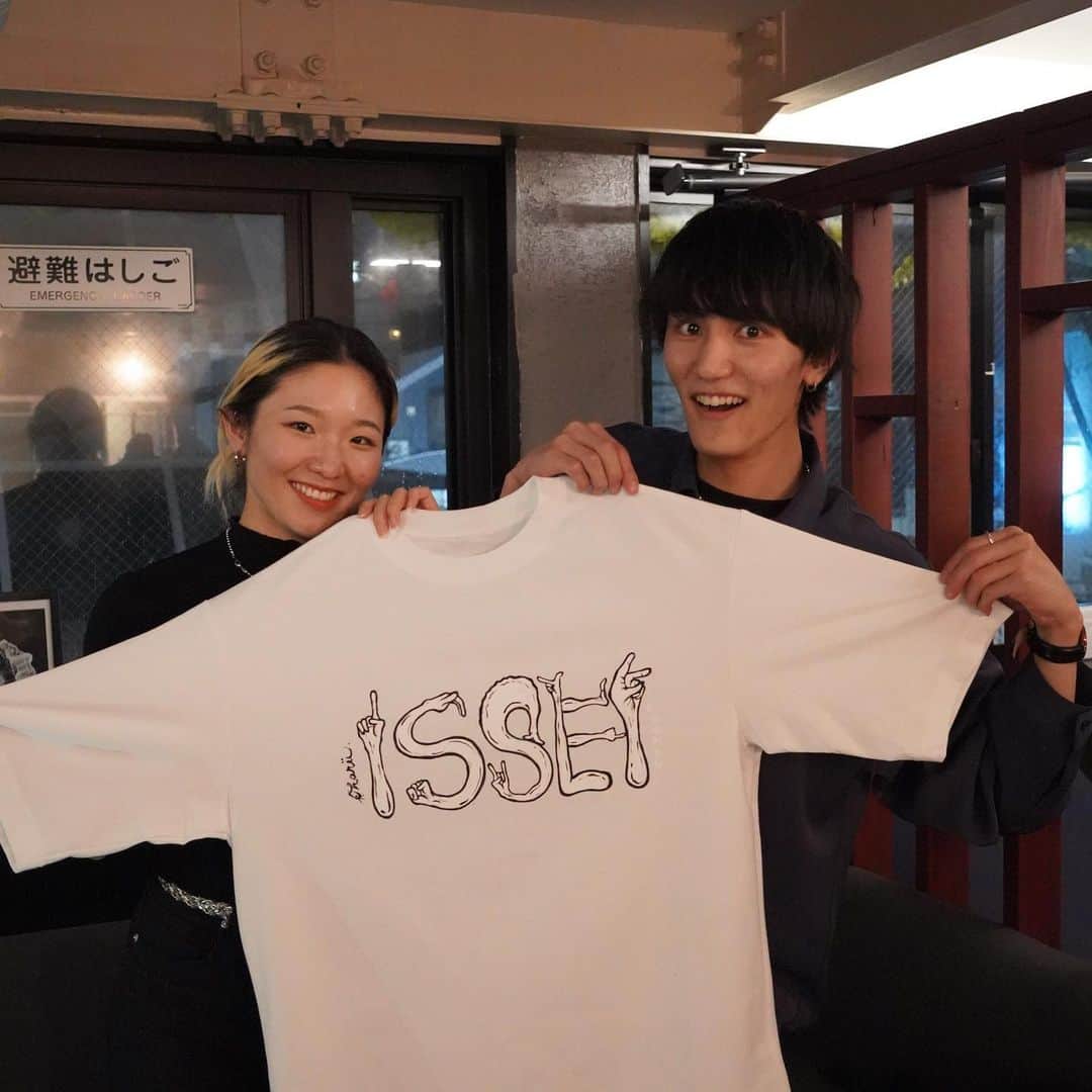 ISSEIさんのインスタグラム写真 - (ISSEIInstagram)「TikTok Live with #ohartd 🫀 I’ve gotten her art on my T-shirts👕 The amazing artist is @_oharu0haruo_ 🥀  We collaborated this time. She depicted my name “ISEEI” in her way. Take a look closely, you could find my trademark pose “✌🏻”  I’m super glad that this T-shirts is going to be one of my regular uniforms‼️  —————————————————————————— 【Profile】 ♥︎Fine art artist / Oharu @_oharu0haruo_ ♥︎ She is an self-taught artist. Never learned how to draw or paint but she is gifted. She started to draw from 17years old but it’s been two and half year as a professional artist. Her art is inspired by “Heart” & “Feelings “. “Ohartd” is the name of her art collection🪐Recently she worked on some orders from influencers, instagramers and Olympic champion of fencing and so on. The next big art event she is going to have is #日本精鋭芸術文化展 in Italy and #worldartdubai in Dubai.  Tiktokライブで 世界的アーティストoharuさん@_oharu0haruo_ にオリジナルISSEI Tシャツ描い ていただきました😆  ↓oharuさん概要↓  4/5〜4/16は西麻布のPULPLUSMにて個展開催し、  4/20〜4/26は原宿suukaにて展示販売会を開催！ Ohartdの作品を間近で見れて一点物商品やその他物販もゲットできるようです！ それ以外にもオーダー受注できたり、Oharuが在廊中の時はジャグアタトゥーを体験できるとのこと✨  また今後大きなプロジェクトとして、  2022年7月にイタリアにて行われる、日本で選抜された50人が出展することができる『日本精鋭芸術文化展2022年』への出展決定。  Oharuがメインで行うカスタムオーダーの主旨でもある、『捨てられるはずだった服に二度目の命を吹き込んで生まれ変わらせる衣類再生プロジェクト』が、今後アート✖️SDGs プロジェクト✖️Eコマースのグループプロジェクトとしても始まり、その中心メンバーとして大きく展開。  2023年の3月には『World Art Dubai』への出展決定。  プロ活動を始めて2年目で大きな公募展やアートフェアへの出展、フェンシングユニフォームへのペイントの依頼やオリンピック選手からの依頼を受け、人と人の心から生まれる感情をテーマに心臓アートを描き、東京と九州２拠点でアクティブに活動している今注目のアーティスト🥀」4月25日 20時43分 - issei_0806
