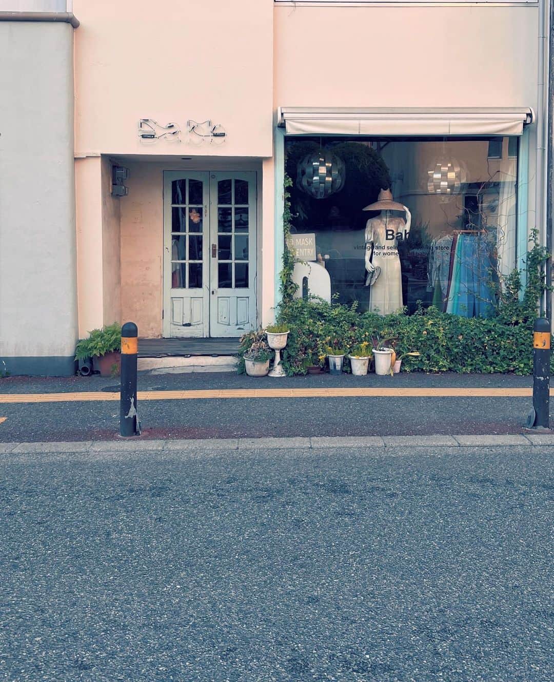 白澤貴子のインスタグラム：「My vintage shop list in FUKUOKA  ３泊の福岡出張を終えてたった今東京に戻ってまいりました。  国内でこんなに長い出張をしたのは初めて。  ４月から始まった新たなステージらしい毎日を送っている気がします。  さて、毎日ホテルに戻ったら力尽きてしまっていた私もポップアップ最終日が終わった後にいくつかずっと行きたかった場所を訪れることができたのでご紹介。  まずは恒例のヴィンテージショップ巡りから。 今回は検索して出てきた中で、展示会会場の近くにある気になるお店を。 よく考えればコロナ禍になってからヴィンテージショップに入るのは初めてでとってもワクワク。  ①Babb とても楽しみにしていたのに休業日だったのか開いていなかった泣 ウィンドウだけでも気分が上がったので次回リベンジしたい！  ②UNDERLAND 白レースや小花柄など、気になるブラウスがたくさんあったお店。定期的にチェックするのが良さそう🤍  ③ poupeedeson カフェも併設されていて、常連さんがゆったりと過ごしているとても良い雰囲気のお店。次はゆっくり時間を過ごしたい！  ④BIG TIME 天神 価格帯がお値打ちでたくさんの中から宝探し的に見つけるこの感覚、久々すぎて胸が高鳴った。今回はこちらで２着のワンピを購入。(ゲリラインスタライブ中に気づいて心配してくださった皆さま、おかげさまでベルトは無事受け取れそうです♪)  ちなみにpush“me”harderはGoogleマップで示された場所周辺を何度も行き来したけれど見つけられず断念しました泣  #白澤と福岡県」