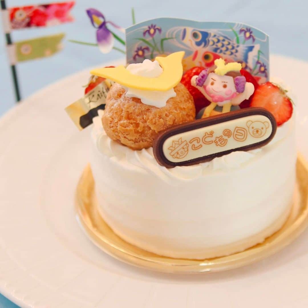 ケーキ&カフェ 海風堂のインスタグラム：「🎂こどもの日デコレーション かわいらしいシュークリームをカブトにして 元気いっぱいのお人形と一緒にのせた特別なデコレーションケーキです。  #デコレーションケーキ #デコレーション #こどもの日 #こどもの日ケーキ #端午の節句 #市川 #南大野 #海風堂」