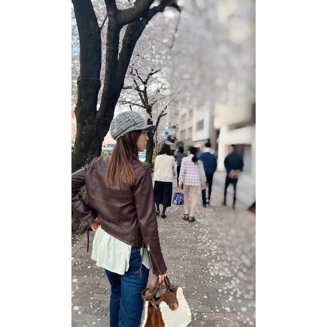 瀧本美織のインスタグラム：「. 今年も桜🌸綺麗でしたね✨ 何年ぶりだろう、滑り台も。笑 小さい頃大好きでしつこいぐらい滑ってたの思い出しました🫠 大人のアスレチックパークなんてないのかなぁ？ あったら思いっきり遊びたい🥳  FCサイトで、私服コーディネート紹介してます👒 ほかにも、衣装選びの様子や色んな企画の動画アップしているので、ご興味あれば遊びに来てくださいね☺️✈️   #大人だって遊びたい」