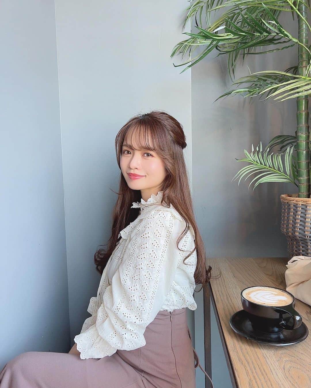 のインスタグラム：「#春メイク 🌸 ちょっぴりメイクを変えました💄 　 普段入れないチークを春なので入れてみたり、マツエクをやめてみたり、眉毛のアートメイクが最近気に入らなくて← アートより柔らかいアーチで眉を描いたりしています💕 　 元々アイラインは引いていないのでマツエクが無いとかなりナチュラルな雰囲気🌸 　 チークは #jillstuartbeauty のチーク(7枚目)。リップは #diorbeauty のマキシマイザーを塗ってから(8枚目)同じくdiorのルージュ784番。 　 シャドウはクリオのラメでキラキラにして(8枚目)目の際を薄いピンクベージュで囲っています。 #celvoke のミニアイシャドウも(8枚目)薄付きでふんわりするのでお気に入り🥰 　 　 そしてこの可愛いブラウスは @ledin.intl @ledin_asia のもの👗💓 クーポンコード Isa15 で15%オフになるので春服を是非ゲットしてみて🌸 　 　  　 #透明感#透明感メイク#デパコス#メイク#メイクアップ#ブラウス#ブラウスコーデ#春服#春コーデ#ハーフアップ#抜け感メイク」