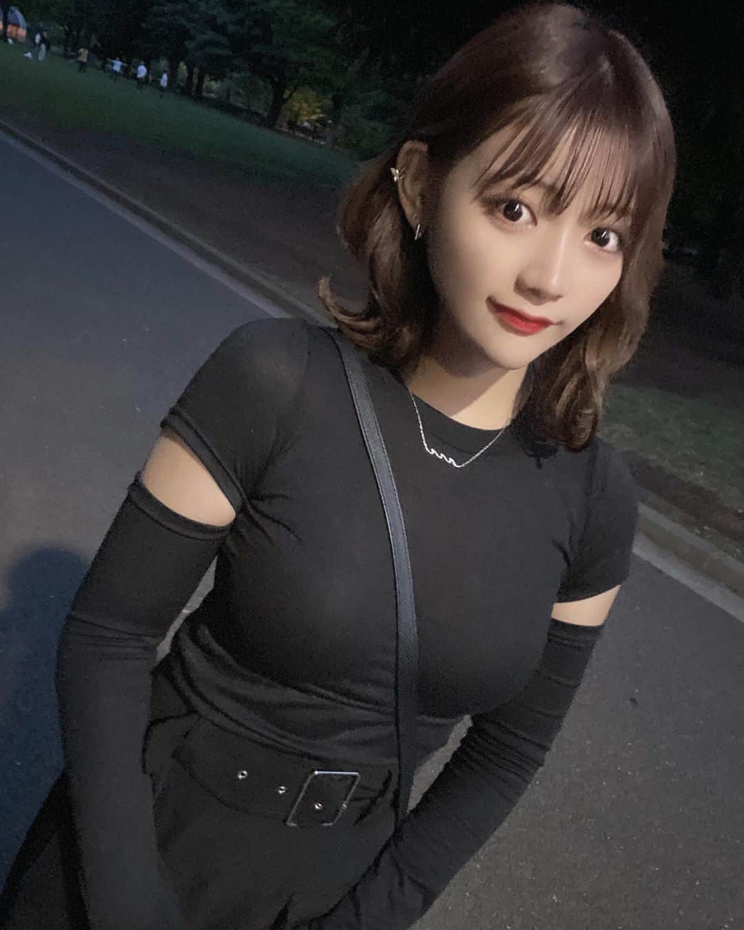 YUINAさんのインスタグラム写真 - (YUINAInstagram)「夜の公園〜🍃🌿🌳🌲🤍  ムチムチの度が過ぎて… ちぎりパンみたいなってて無理(笑)  ネックレス可愛くない？☁️𓈒 𓂂𓏸 【 @aquabelle_hawaiian 】のなんだけど デザインがめちゃくちゃお気に入り💫  tops： @envylook_japan   PR @aquabelle_hawaiian #ハワイアンジュエリー #ハワイアンジュエリーアンバサダー #ビーチアクセ #ビーチコーデ#envylook #envylook_japan」4月25日 21時21分 - y_i_n35