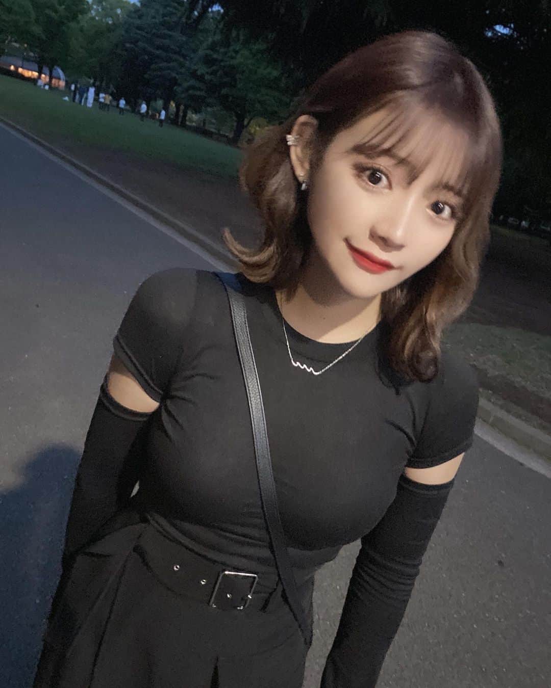 YUINAさんのインスタグラム写真 - (YUINAInstagram)「夜の公園〜🍃🌿🌳🌲🤍  ムチムチの度が過ぎて… ちぎりパンみたいなってて無理(笑)  ネックレス可愛くない？☁️𓈒 𓂂𓏸 【 @aquabelle_hawaiian 】のなんだけど デザインがめちゃくちゃお気に入り💫  tops： @envylook_japan   PR @aquabelle_hawaiian #ハワイアンジュエリー #ハワイアンジュエリーアンバサダー #ビーチアクセ #ビーチコーデ#envylook #envylook_japan」4月25日 21時21分 - y_i_n35