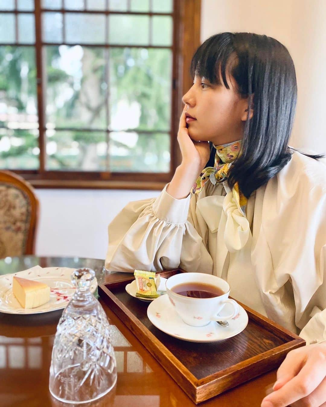 のん（能年玲奈）さんのインスタグラム写真 - (のん（能年玲奈）Instagram)「久慈の帰りに、花巻に寄りました。 ここは旧橋本家別邸。 今はカフェになっていてお庭は宮沢賢治さんが設計したという花壇があります。  オルガンのある洋室がとても素敵だった。 ガラスのベルが煌めいて美しかったです🌷 紅茶もチーズケーキもおいしかった。  Ribbonを撮ってみて、静けさが繊細な感情を掻き立てるのだと自分の好みを客観視しました。 まったりと過ごせて幸せだったよー。」4月25日 21時26分 - non_kamo_ne