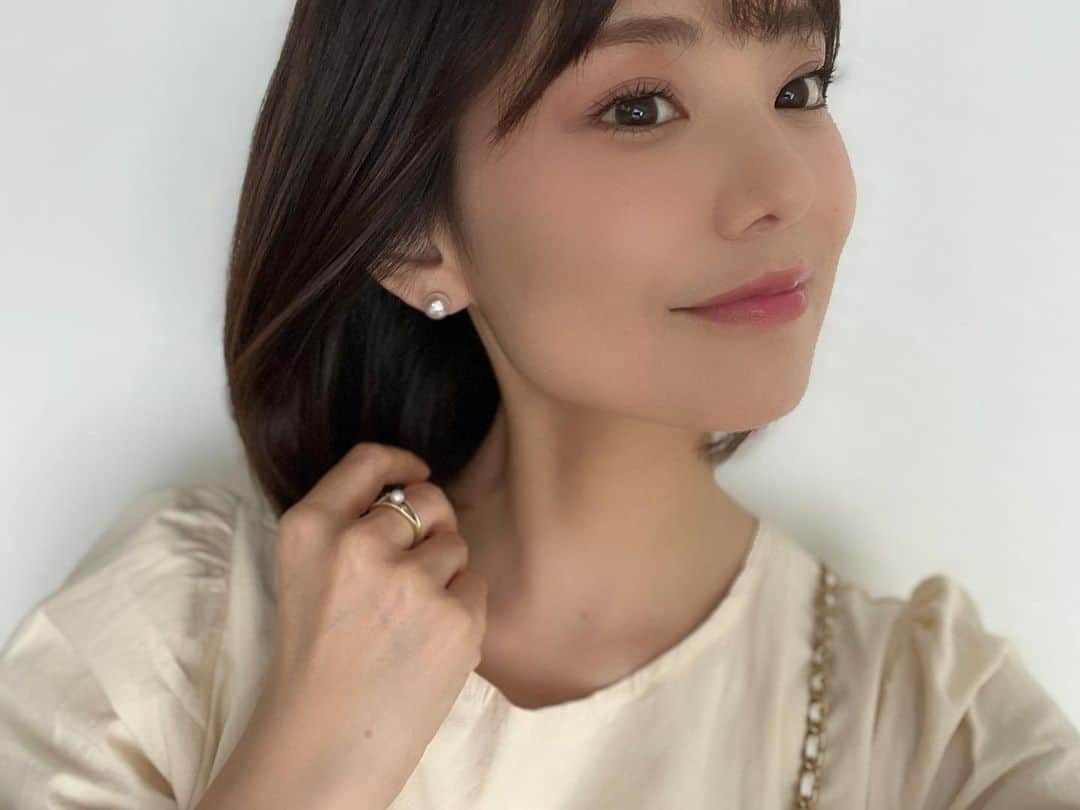 林村ゆかりのインスタグラム：「今日は9mmの花珠パールピアス🤍 パールコレクション増えてきて嬉しい〜🫶  今日は暖かかったからご近所にネイルをしに。@shein_japan のお洋服はラフに入れるからご近所スタイルに良き… 今日のメイクは3分くらいで仕上げてます。 チークもリップもシャドウもシャネルのリップアンドチーク1レッドで。 意外とアイホールに乗せてもピンクっぽく仕上がって嬉しかった。商品は前の投稿に載せてます。  #花珠真珠ピアス #花珠 #花珠真珠 #花珠パール#パールピアス #パールジュエリー#アコヤ真珠#アコヤパール#ワンマイルウェア #ワンマイルコーデ#shein」