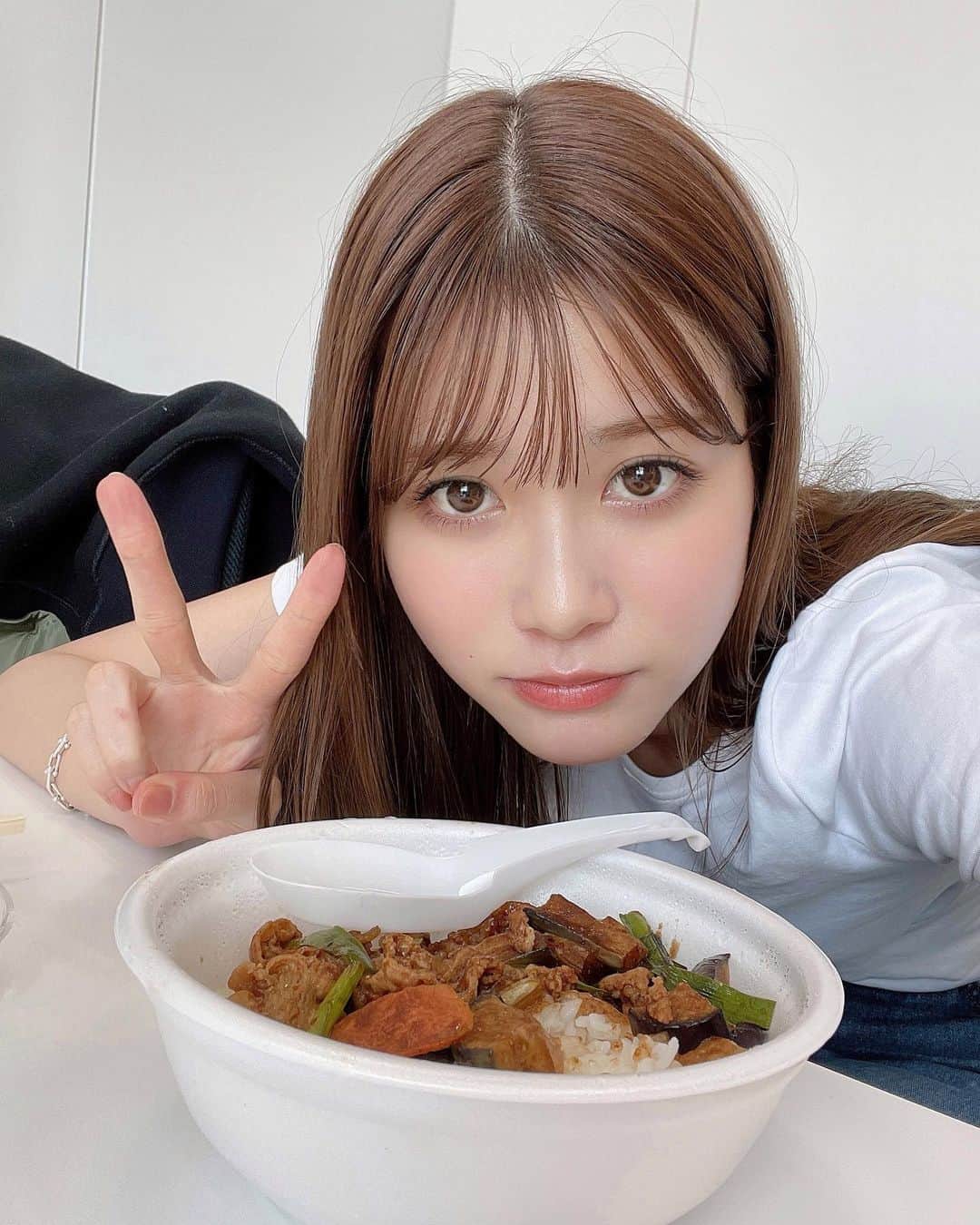 生見愛瑠さんのインスタグラム写真 - (生見愛瑠Instagram)「珍しくお昼ご飯あげてみます、 ホイコーロー  まねねと出前館しました🙃」4月25日 21時31分 - meru_nukumi