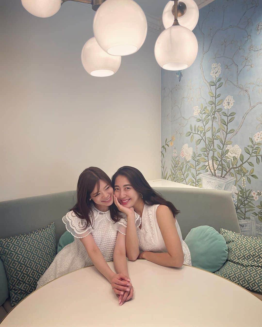 のインスタグラム：「なんだよ〜❤️ 今季のChesty可愛すぎるよ🥰 Instaliveが終わった後 喋りすぎて喉がカラカラでした🤍 みゆと束の間の仕事Timeだけど 会うたびに癒される💛 #work #love #bestfriend」