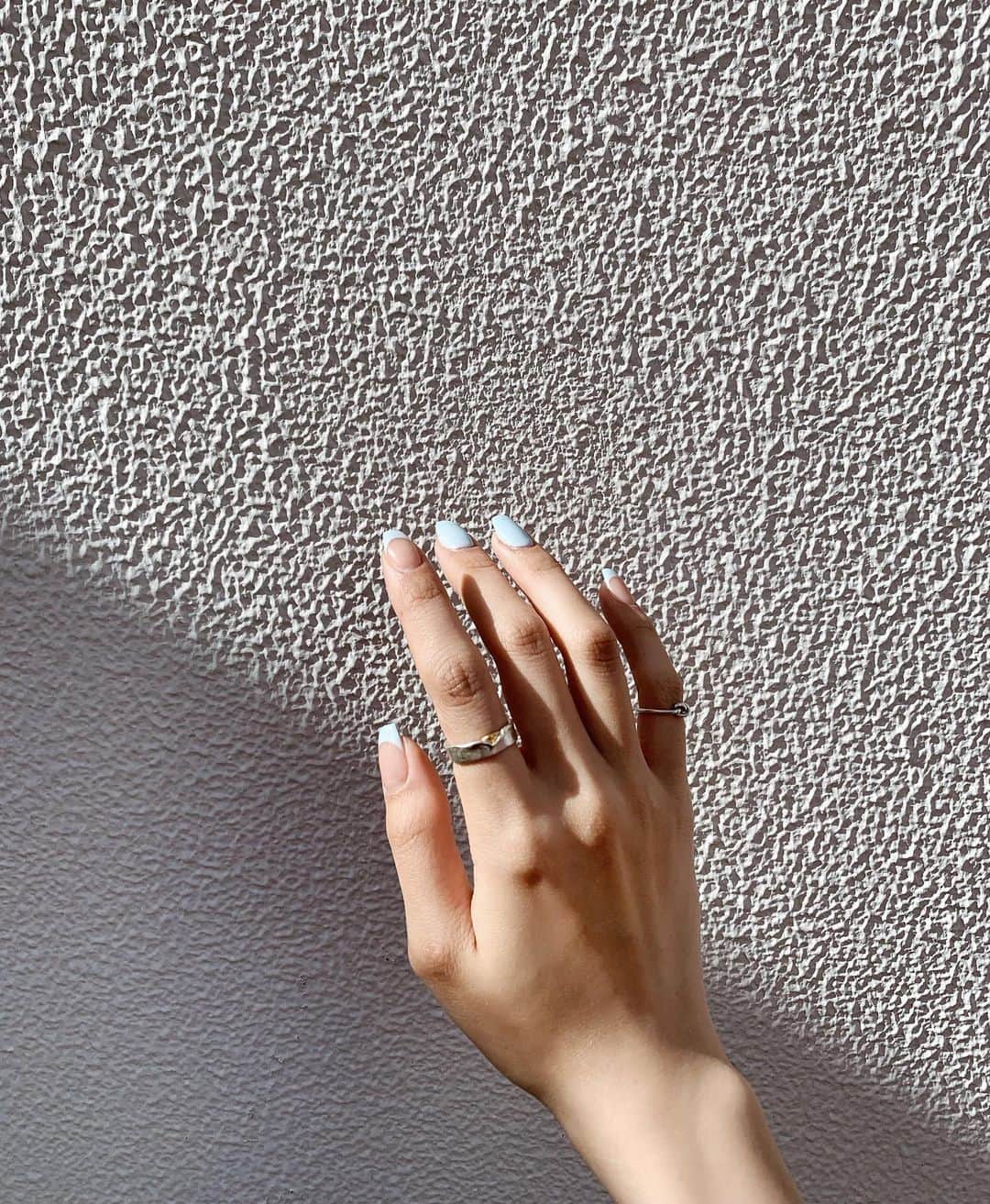 志田友美（ゆうみん）のインスタグラム：「NEW💅🏽💙とNEW💍🤍 　  大好きな水色のフレンチとワンカラー合わせ♡  フットもとっても可愛くしてもらいました🥹  ネイル中、めちゃ盛り上がっちゃって YouTube回しとけばよかったな。 (YouTube脳。)爆  もう、5年以上担当してもらってる @yuuuuuuuko1224 さん🔆  いつもありがとうございます🤍  そして毎日つけてる @emiru_jewelry のリング🌿細部までこだわっててやっぱり手作りかわい〜。   #newnail #フレンチネイル #ネイルデザイン #フットネイル #emiru #gift #ring」