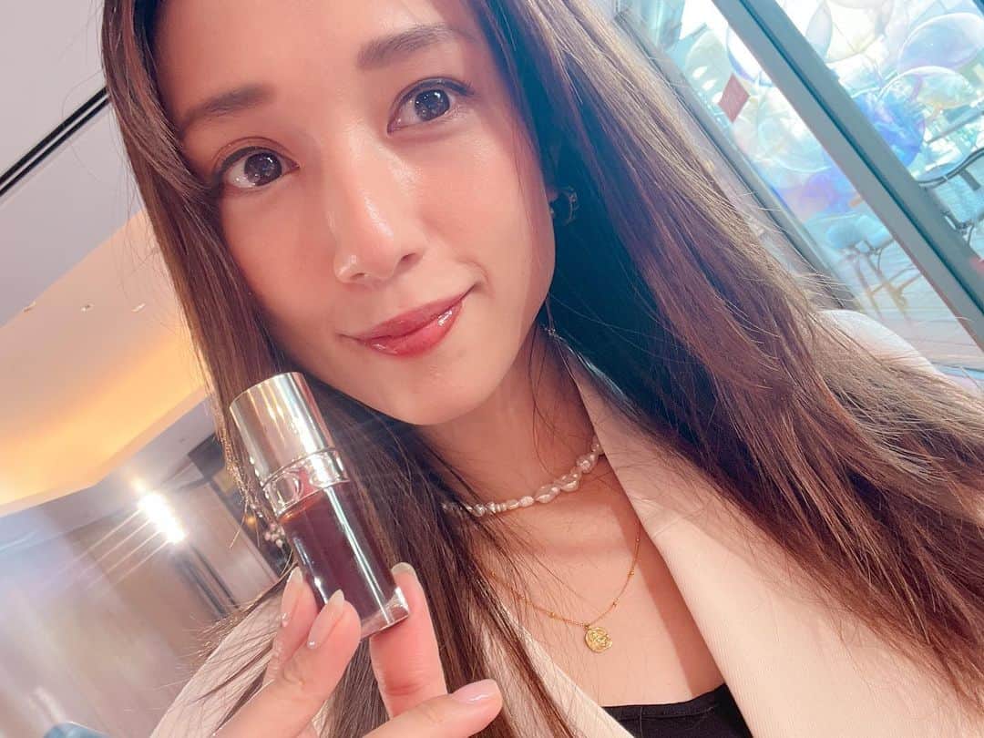 のインスタグラム：「今日はドタバタな月曜日でした💦  束の間のひとときで、@clarinsjp のオイルリップ新作発表会にご招待頂き、行ってきました〜✨  リップオイルコンフォート全8色がリニューアルして新登場！  今回は新たに オーガニックホホバオイル、 ヘーゼルナッツオイル、 ローズヒップオイルの3種類のオイルが配合されており、自然由来指数も93%とかなりナチュラルな原料にこだわっているそうです！  実際に試してみたけど 一度塗りでも発色が良く、 何より唇の乾燥と縦ジワのケアが 瞬時にできちゃいます♪  私が特にお気に入りなのは チョコレートとチェリーでした！ 1枚目はチョコレートなのですが 透明感がありながらも落ち着いた 色味になって、カジュアルでもモードな雰囲気にも使えます❤️  普段のリップの上に重ねて使うのも良いですね♪  4月27日より全国発売するので チェックしてみてね〜  #clarins  #クラランス #唇咲くnewリップオイル」