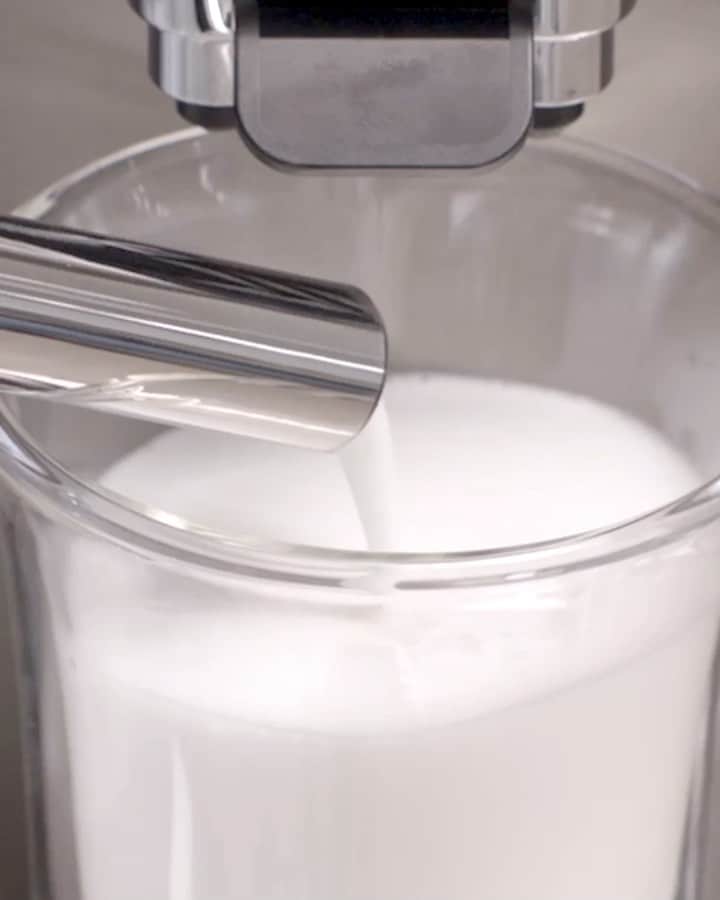 De'Longhi Sverigeのインスタグラム：「LatteCrema systemet skapar ett lent mjölkskum som är pricken över i:et för en perfekt latte eller cappucino. 🙌  Magnifica Evo kommer dessutom med en ny mjölkkaraff som tar mindre plats i kylskåpet, och som med det nya My Latte-receptet skummar varje droppe mjölk i karaffen. #delonghi #magnificaevo #seriousaboutcoffee #kaffekärlek #coffeelove」