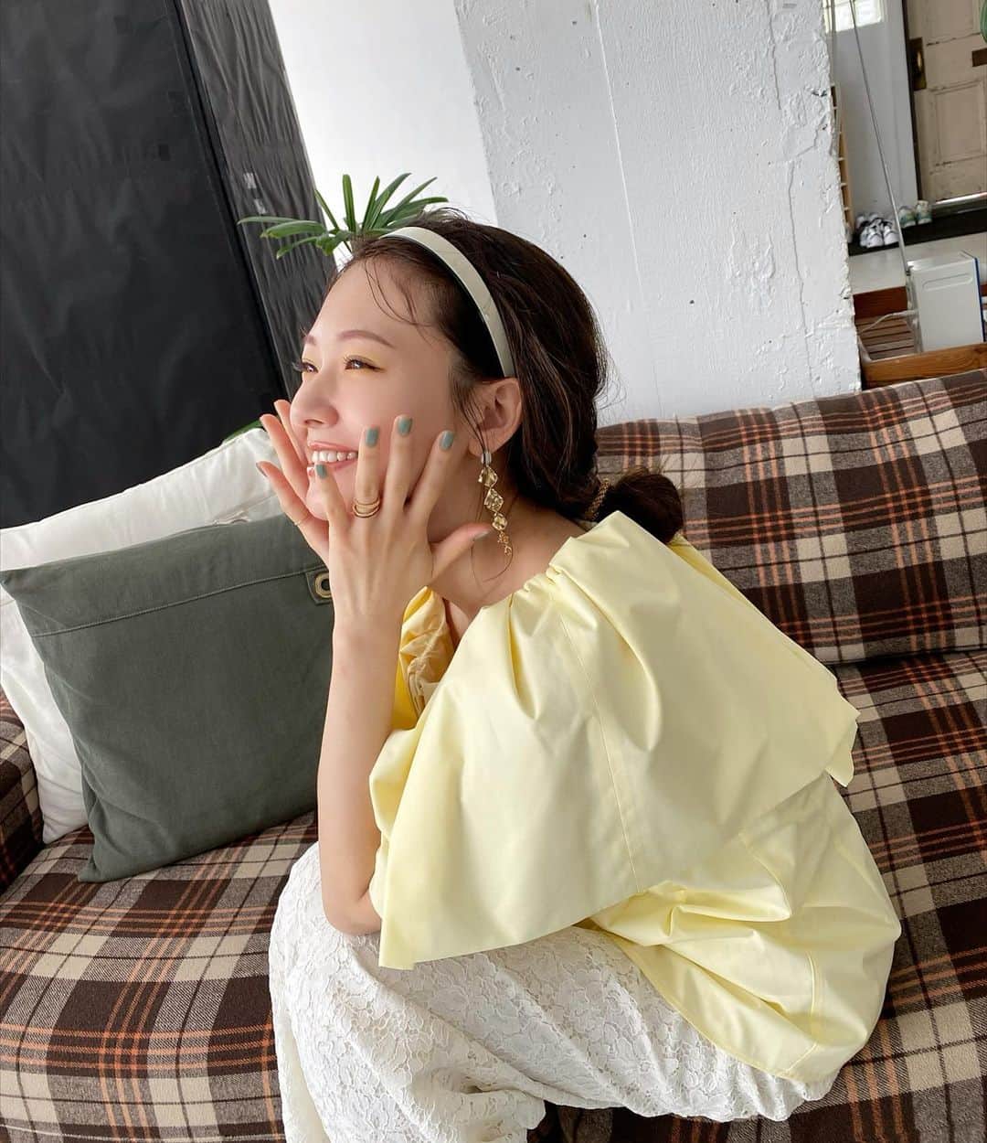 のインスタグラム：「撮影オフショット💛イエロートップスにイエローシャドウで夏っぽカラー☺︎フリルのボリューム感がたっぷりでとっても気に入っているよ//  シンプルだから色んなボトムにも合わせやすくて◎  @cheriemona_official ✴︎バルーンフリルブラウス ✴︎センタープレスレースパンツ  今日も一日Cherie Mona Dayで、充実充実でした✨  #cheriemona #tops #springfashion #springsummer #shooting #春夏コーデ #夏コーデ #イエローコーデ #レースパンツ #大人女子 #ゆるコーデ #カチューシャ」