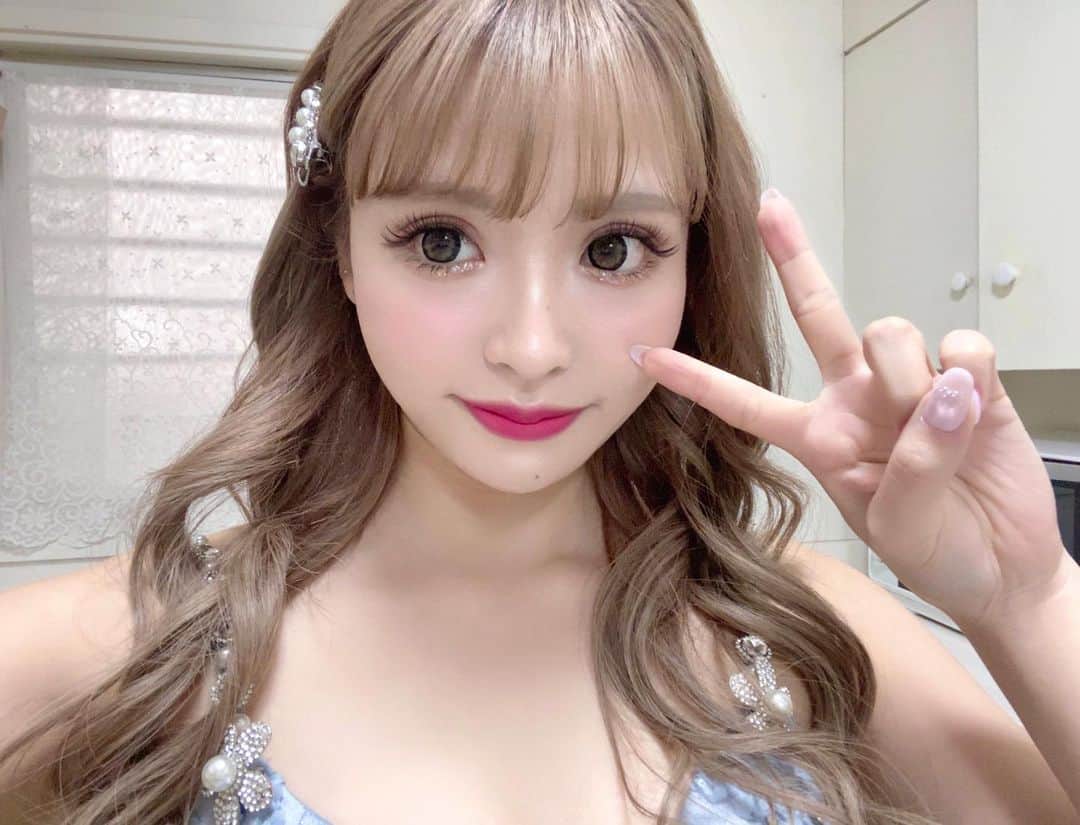 のインスタグラム：「. スタジオのキッチンで自撮りしてしまった😷 このドレス大人気みたいで私も嬉しい💕」
