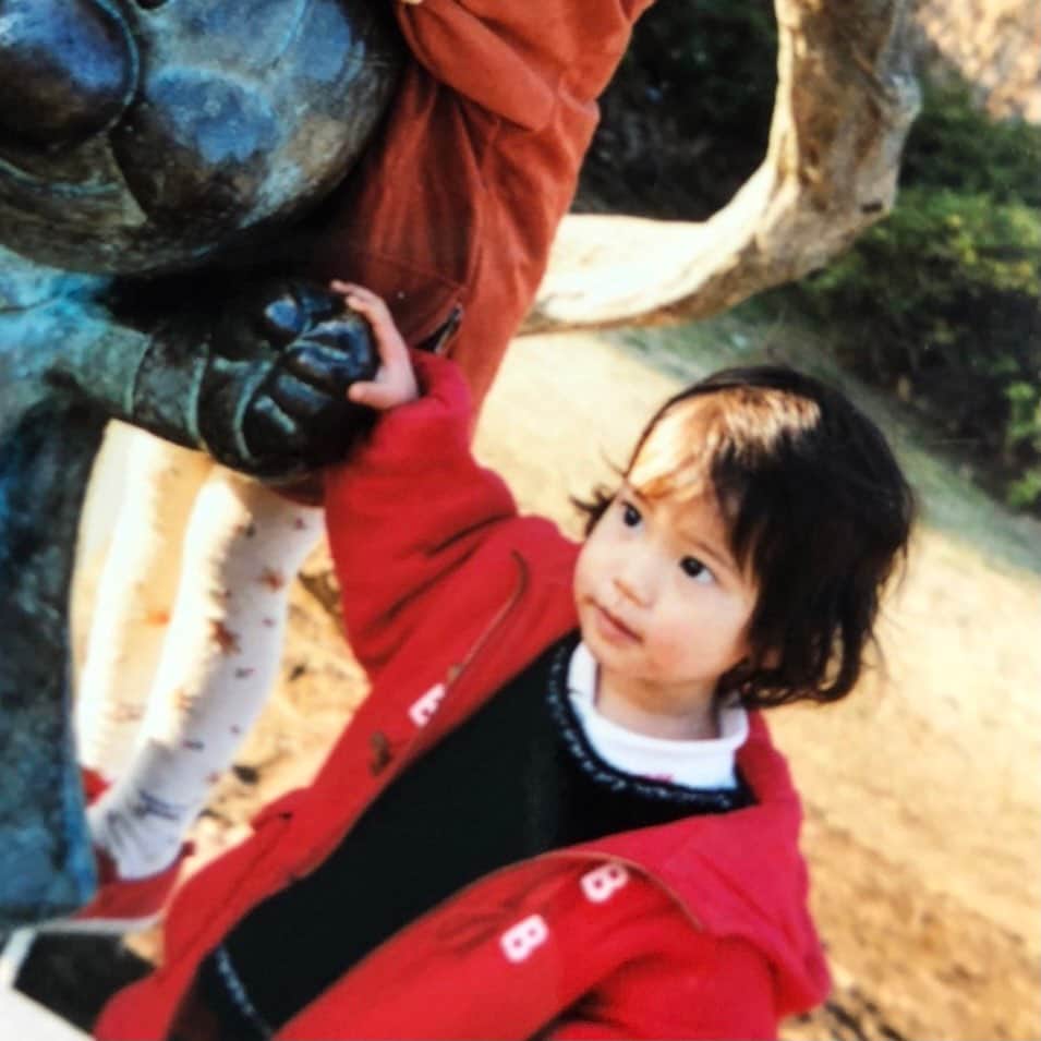 山崎紘菜のインスタグラム：「🍰 本日28歳になりました。  たくさんのおめでとうの言葉と 愛に満ちたメッセージの数々に とても心が優しく、温かくなれた1日でした。  誠実に。実直に。 何に対してもそうであれる人間になりたいです。  28歳もよろしくお願い致します。  2022.04.25  #昔の写真だから画質悪め #毎年言うけど #アルパチーノと同じ誕生日 #です」