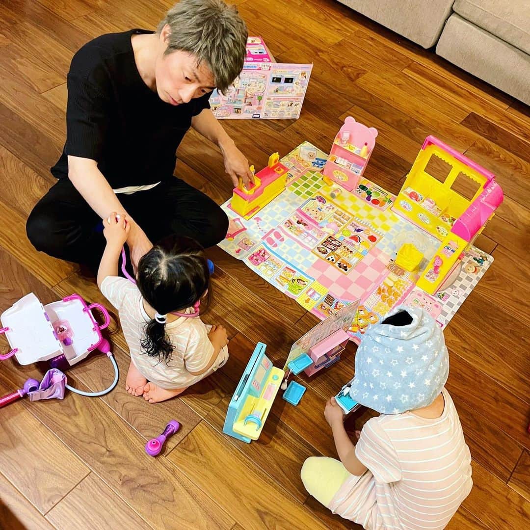 田村淳のインスタグラム：「二刀流 長女のスーパーマーケットごっこと 次女のお医者さんごっこを 二刀流でやらせてもらってます^_^  複数のキーボードを同時に演奏する小室哲哉さんの様な手捌きと首の傾きになってるw  #小室哲哉 #TK #AT #シンセサイザー #キーボード #二刀流」