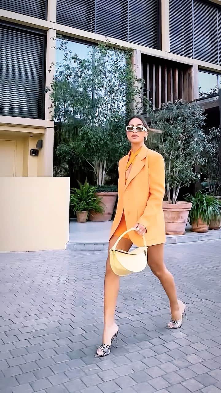 Fashion Climaxxのインスタグラム：「A little citrus🍊 feeling to start the week🍊  @camilacoelho」