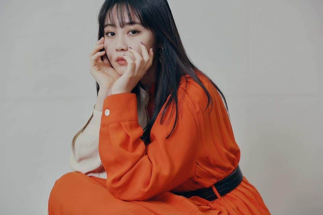 鷲尾伶菜のインスタグラム：「今日の気分は #playfulmind #justwannasing 🧡🔫」