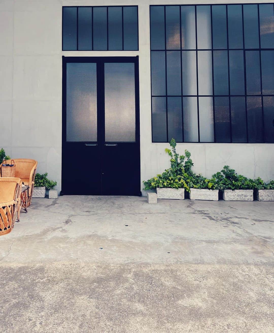 白澤貴子のインスタグラム：「The best interior shop in Fukuoka.  東京に戻る今日の午後に合流した @namikokono との珍道中も足早ですが少しだけ。  おしゃれインテリアといえば、なココへ。  写真は撮れなかったけれど、店内に入るとワクワクが止まらない。  私は中国苗族の布を自分土産に。  時間があれば系列店も行きたかったな。  #白澤と福岡県」