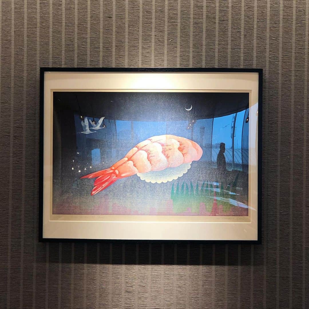のインスタグラム：「Way back home. 🗼🗽 . Beautiful artwork ✈️🍣 by @miyamoto_sushi at JAL lounge Haneda. #shojimiyamoto #宮本承司 #鮨鶴亭 . わたりどり帰宅しました。また秋冬に。ラウンジ混雑緩和のため開放されている鶴亭で宮本承司さんの木版画を初めて観たけど、とてもいいなぁ。空飛ぶおすし我が家にも欲しい。」