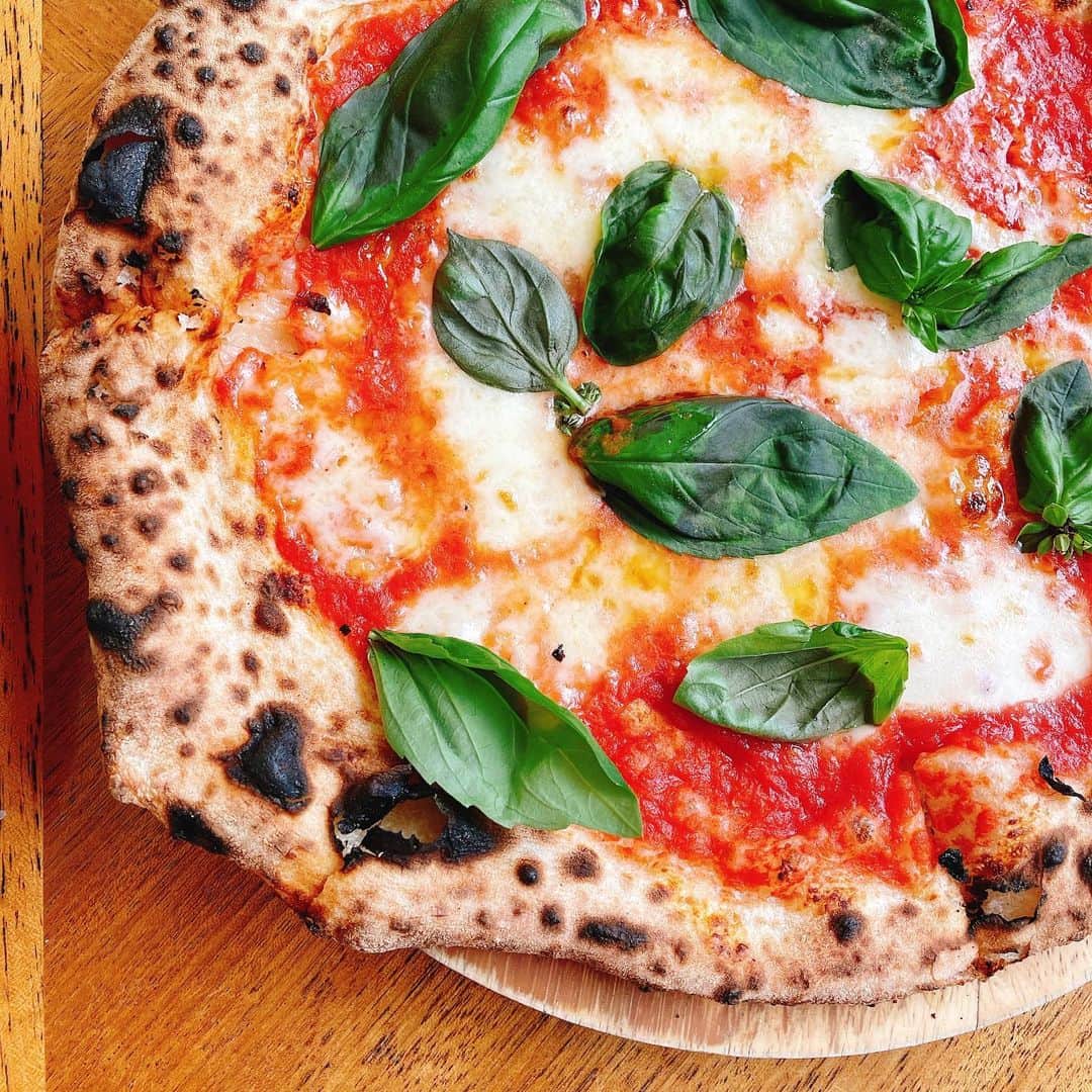 小池美由さんのインスタグラム写真 - (小池美由Instagram)「とても好き🍕🤍 　 私はピザなのでピザ食べます的なこと 昔は言いましたが今の子はもう言わないんですかね🫥 　 時の流れ 　 明日も楽しみな収録だ〜🐒 　 ﾐﾝﾅ､ｵﾔｽﾐ💤  #pizza #love」4月25日 23時41分 - kkkkkoike