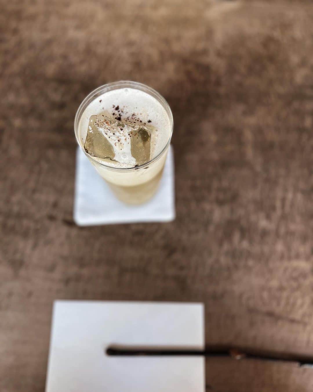 白澤貴子のインスタグラム：「The japanese tea shop which everyone talked about recently.  最近福岡出張組に大人気のココにも、天邪鬼な私には珍しく立ち寄ってみました。  撮影はできなかったけれど洗練されたこじんまりとしたカウンターの空間が絶妙。  お味も良いのにセットの値段がお手頃なのも好印象。  いつか夜にも行ってみたい、と思わせる魅力がありました。  ちなみにこちらで好きな和菓子とお茶を自由に選んだ結果、私たち、ワントーンコーデが服以外でも大好きということが判明。笑  #というわけで一旦 #白澤と福岡県 #の備忘録は終わります」