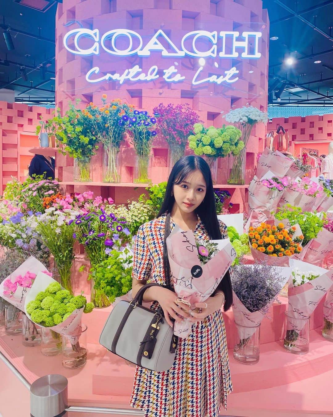 天翔天音のインスタグラム：「‪𓂃𓈒 Coach Popup💐❤︎ お花達に囲まれて幸せ~  @Coach; #CoachNY;  #CoachReLoved;  #bag  #fashion #ootd #05 #amanetensho  #model #jk2 #天翔天音」