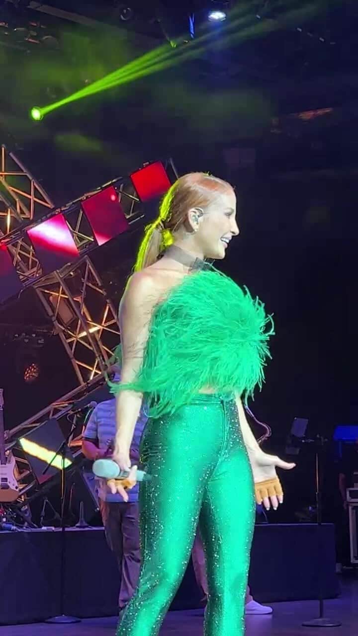 Claudia Leitteのインスタグラム：「“Exttravasa” ✨ Claudia Leitte na Disney」