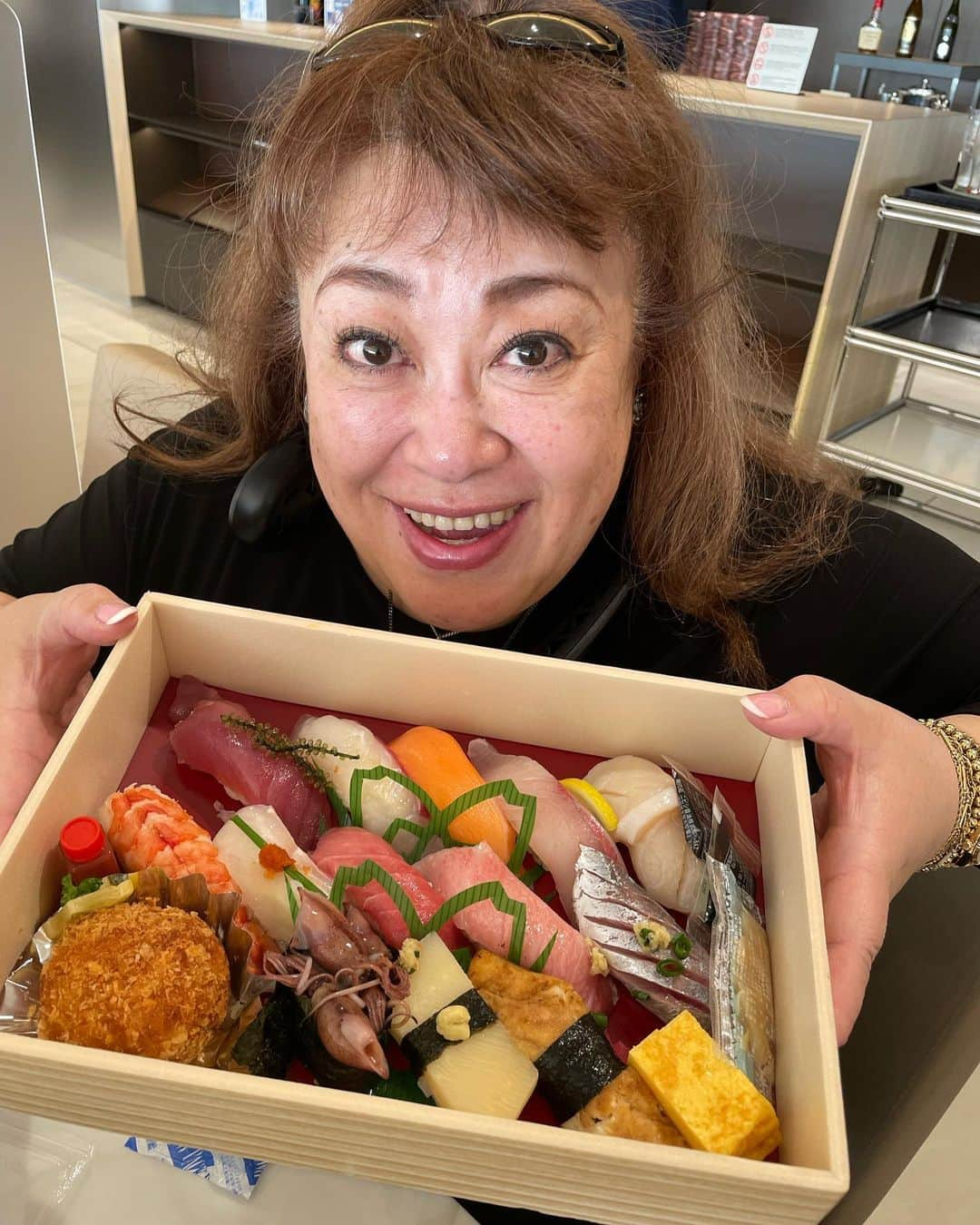 森公美子のインスタグラム：「ひょうたん山田さんありがとう‼️空港のラウンジで食べました‼️  お腹一杯で、、、でも何故か？出された機内食のオカズだけは食べちゃった‼️」