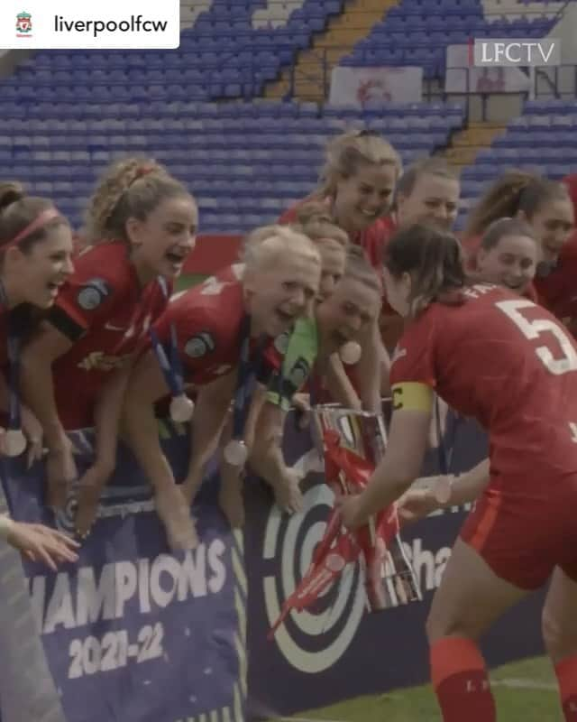 ジョーダン・ヘンダーソンのインスタグラム：「Taking some inspiration for the trophy lift 🤩🏆  Brilliant, @liverpoolfcw 👏」