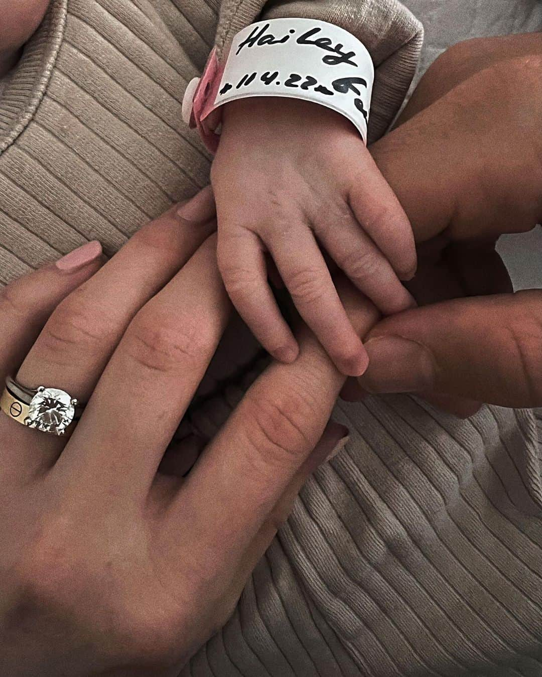 ヨハネス・ガイスさんのインスタグラム写真 - (ヨハネス・ガイスInstagram)「🤍Hailey🤍11.04.2022🤍 you entered this world and became our world 🙏🏼」4月26日 2時51分 - geisinho5