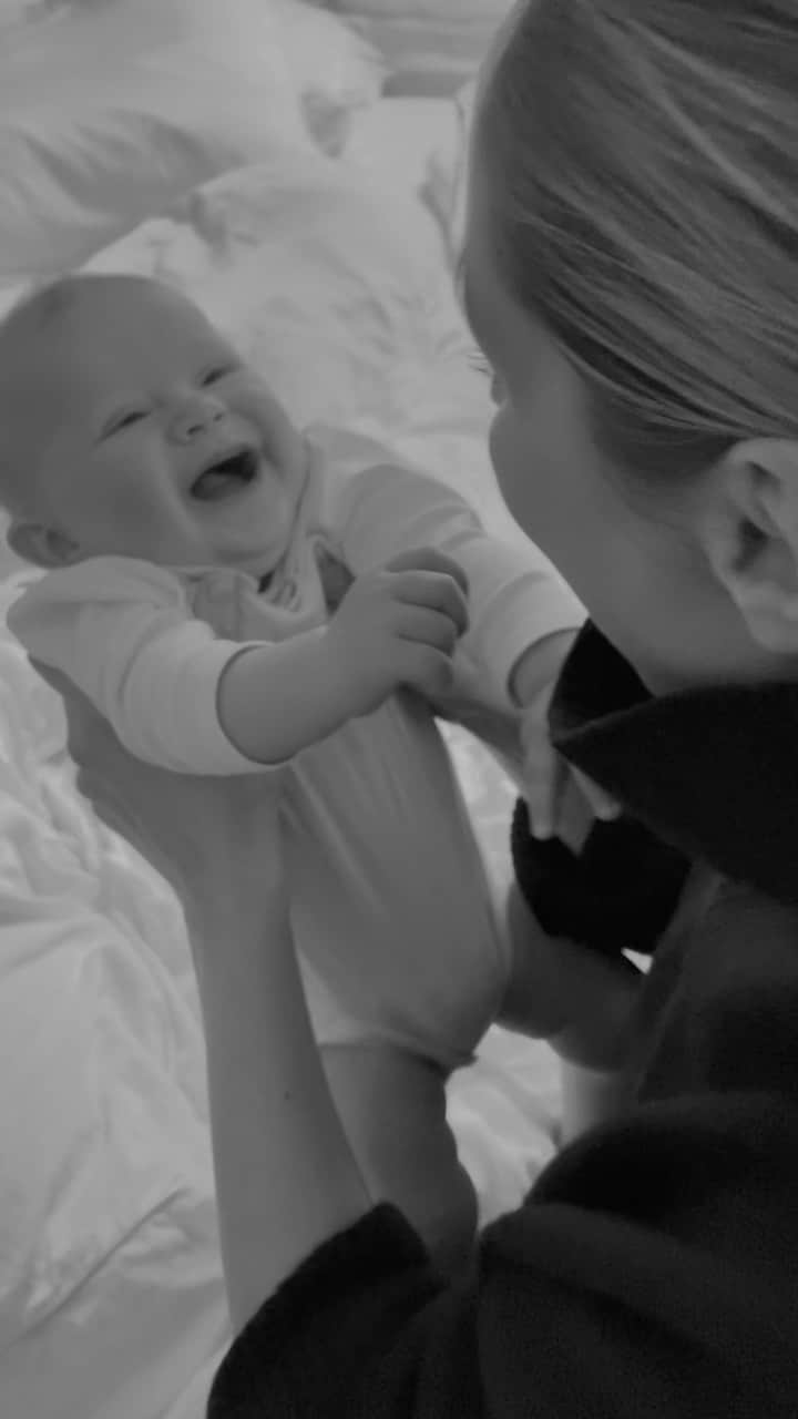 Mathilde Goehlerのインスタグラム：「Been doing nothing else than kissing this little one today 🖤」